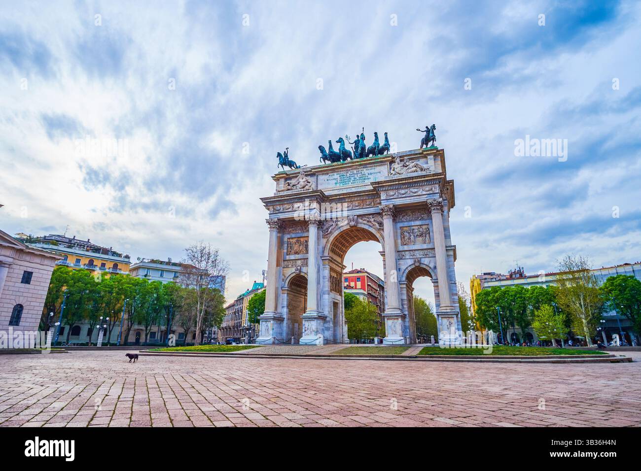 Der Arco della Pace (Friedensbogen) ist eines der berühmtesten Wahrzeichen Mailands am Eingang zum Parco Sempione, Italien Stockfoto