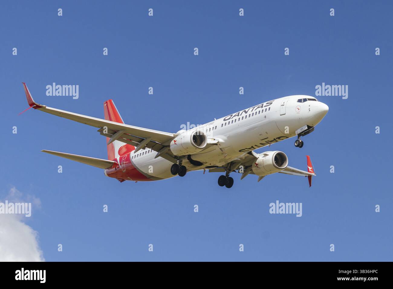MELBOURNE, AUSTRALIEN - 07. SEPTEMBER 2024: Eine Qantas Boeing 737-800 fliegt am 7. September 2024 von Adelaide aus nach Melbourne, Australien, OCE Stockfoto