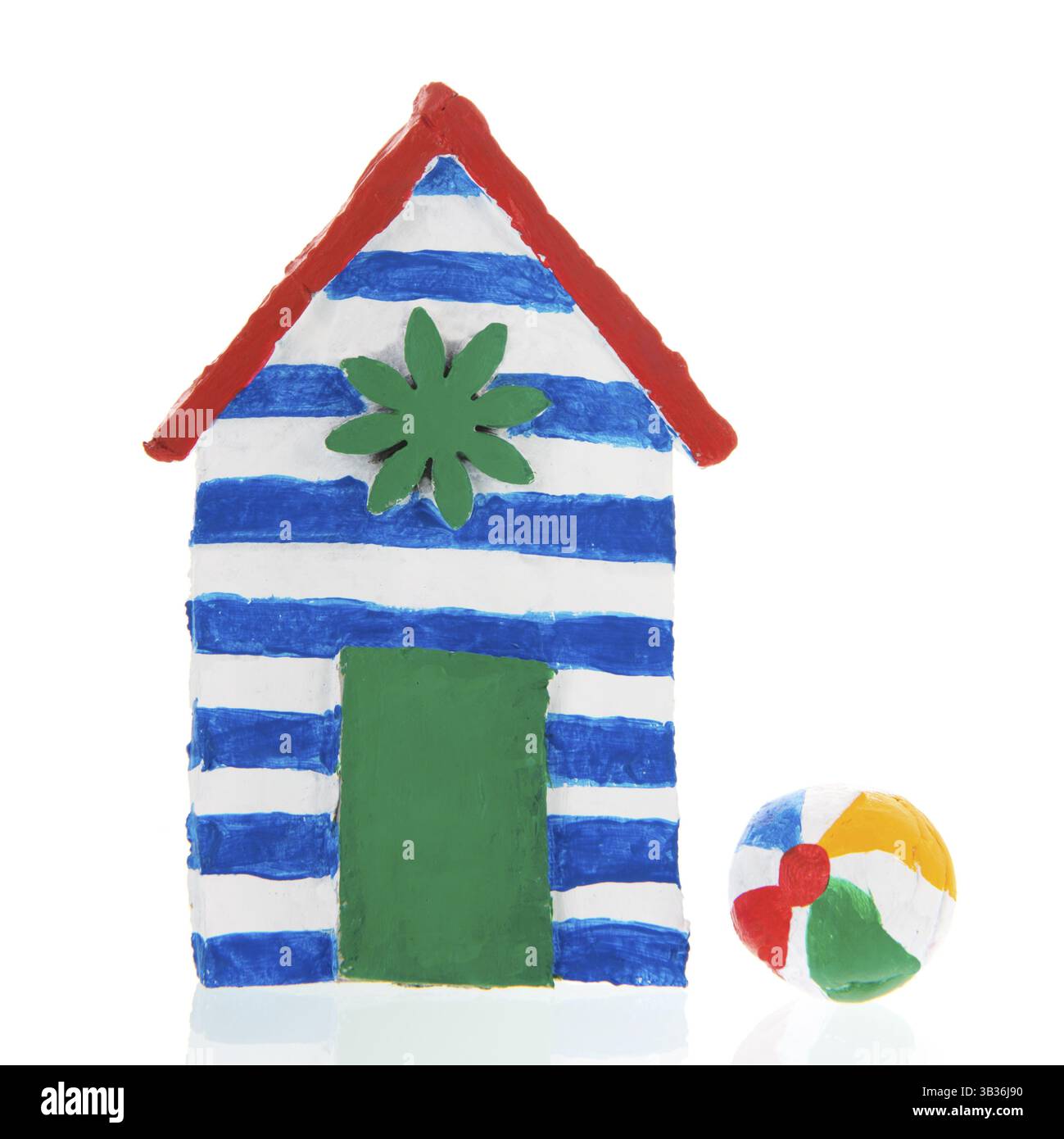 Bunte handgemachte Strandkabine auf weißem Hintergrund Stockfoto