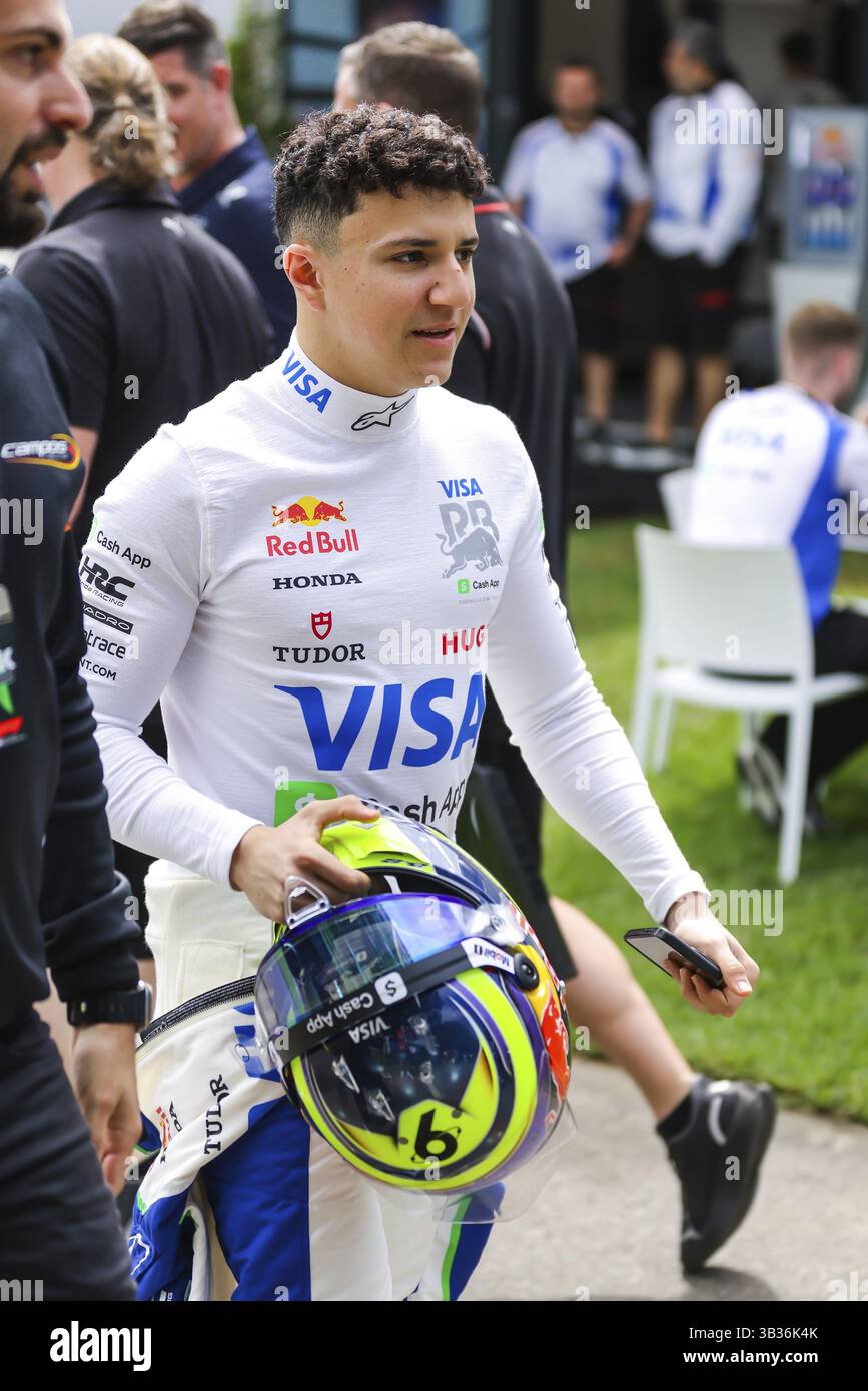 MELBOURNE, AUSTRALIEN – 13. MÄRZ: Isack Hadjar aus Frankreich und Visa Cash App Racing Bulls F1 Team vor dem Großen Preis von Australien 2025 im Albert Park in Stockfoto