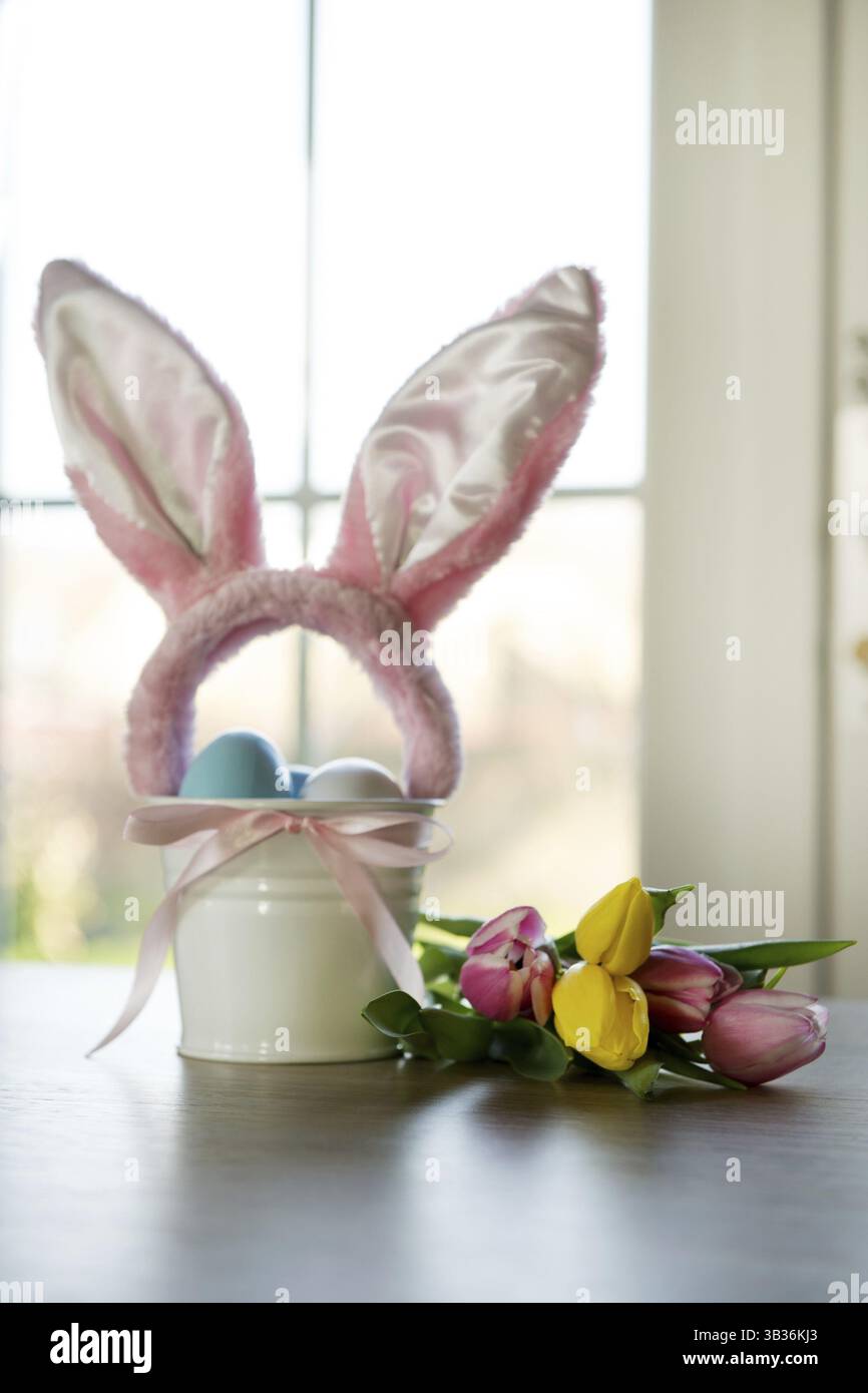 Ostereier und Tulpen mit Hasenohren Stockfoto