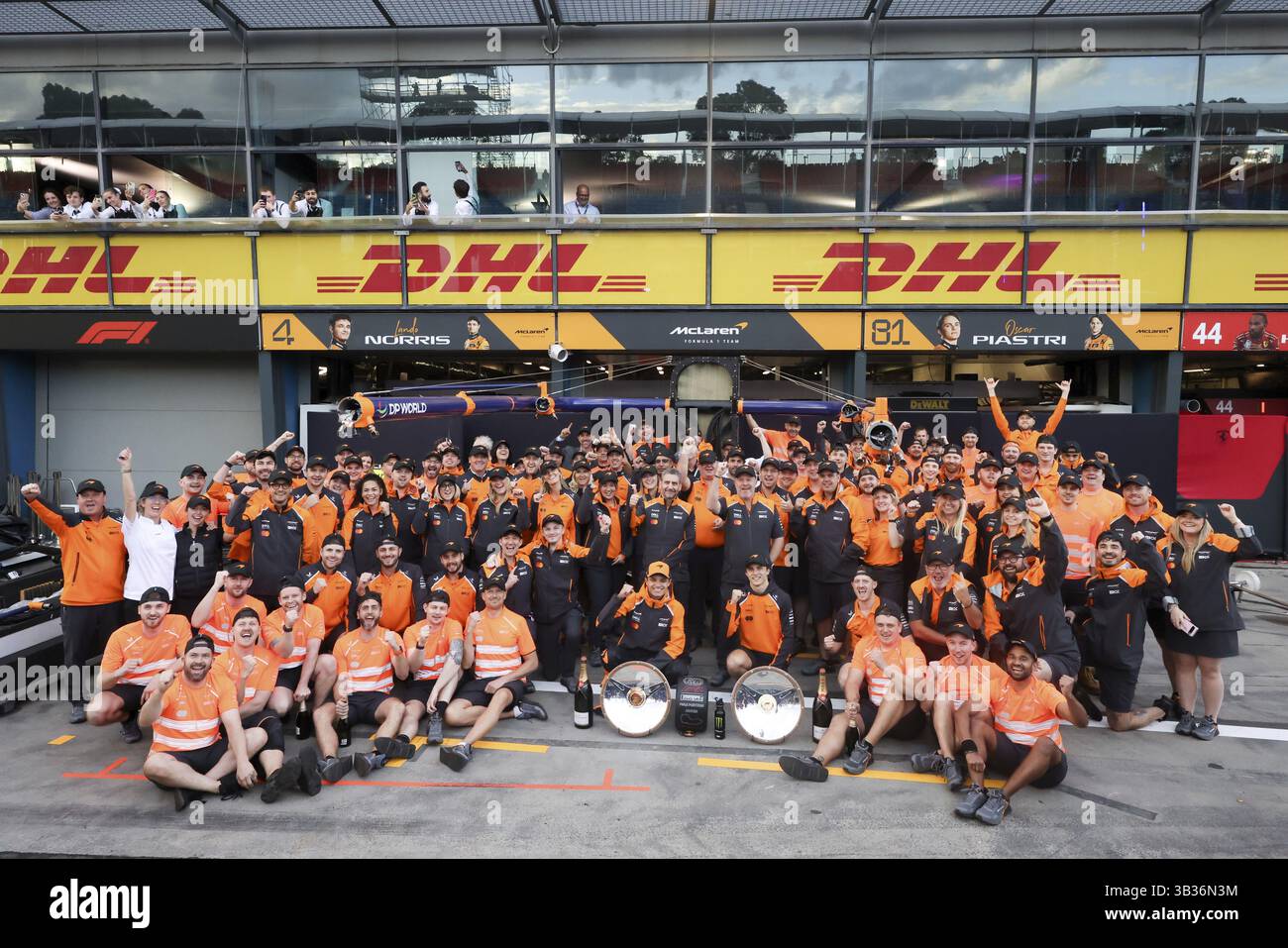 Lando Norris aus Großbritannien und McLaren Formel-1-Team feiern mit dem Team den Sieg beim Formel-1-Grand-Prix von Australien im Albert Park in Mel Stockfoto