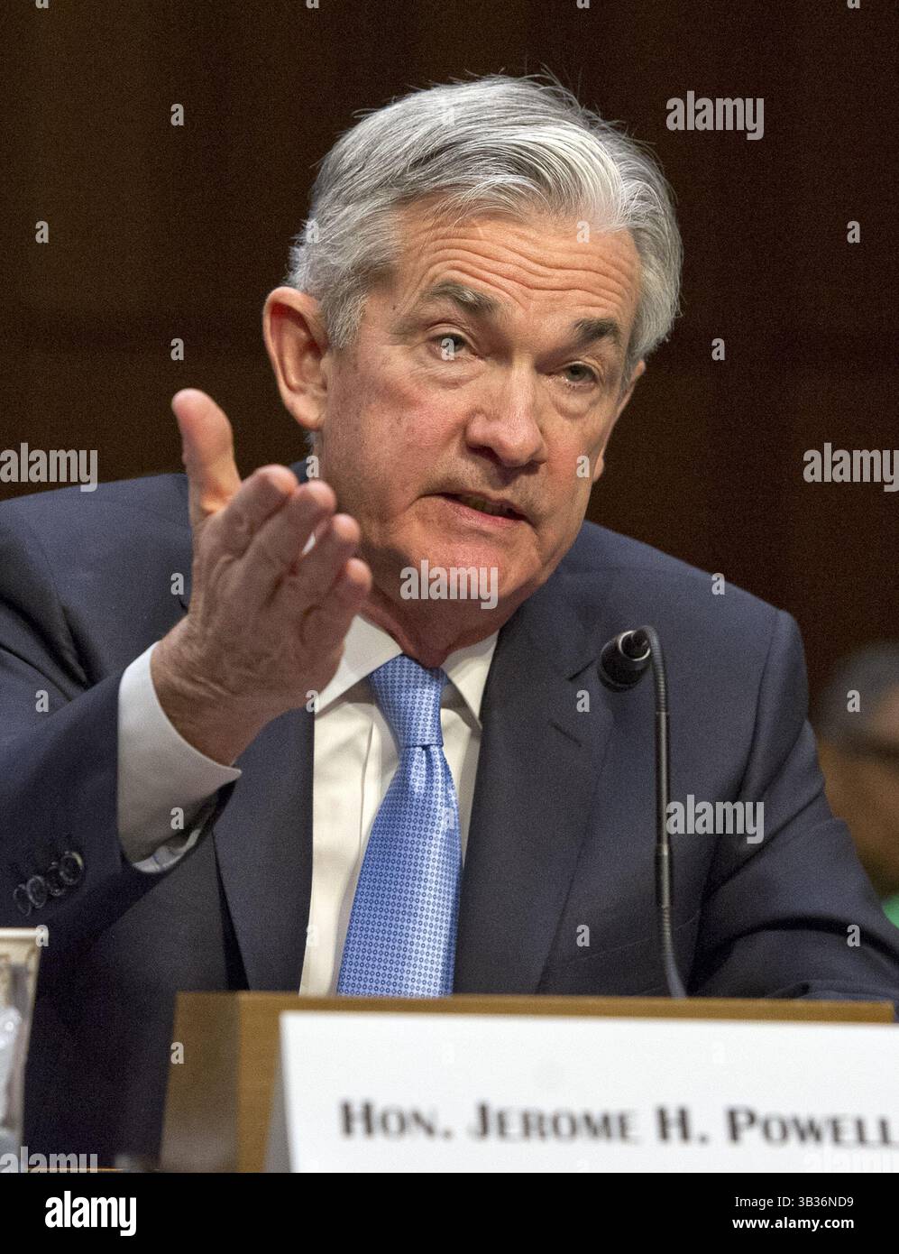 28. November 2017 - Washington, District of Columbia, Vereinigte Staaten von Amerika - Jerome H. Powell gibt am Dienstag, 28. November 2017 vor dem Senatsausschuss für Banken, Wohnungsbau und Stadtentwicklung Zeugnis über seine Ernennung zum Vorsitzenden des Board of Governors des Federal Reserve Systems auf dem Capitol Hill in Washington, DC. Credit: Ron Sachs / CNP (Credit Image: © Ron Sachs/CNP via ZUMA Wire) Stockfoto