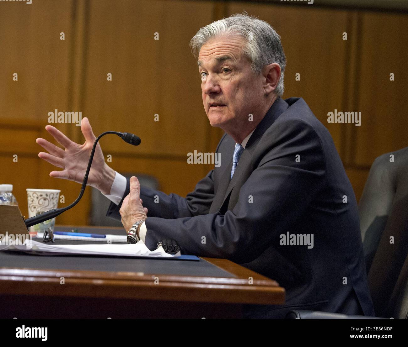 28. November 2017 - Washington, District of Columbia, Vereinigte Staaten von Amerika - Jerome H. Powell gibt am Dienstag, 28. November 2017 vor dem Senatsausschuss für Banken, Wohnungsbau und Stadtentwicklung Zeugnis über seine Ernennung zum Vorsitzenden des Board of Governors des Federal Reserve Systems auf dem Capitol Hill in Washington, DC. Credit: Ron Sachs / CNP (Credit Image: © Ron Sachs/CNP via ZUMA Wire) Stockfoto