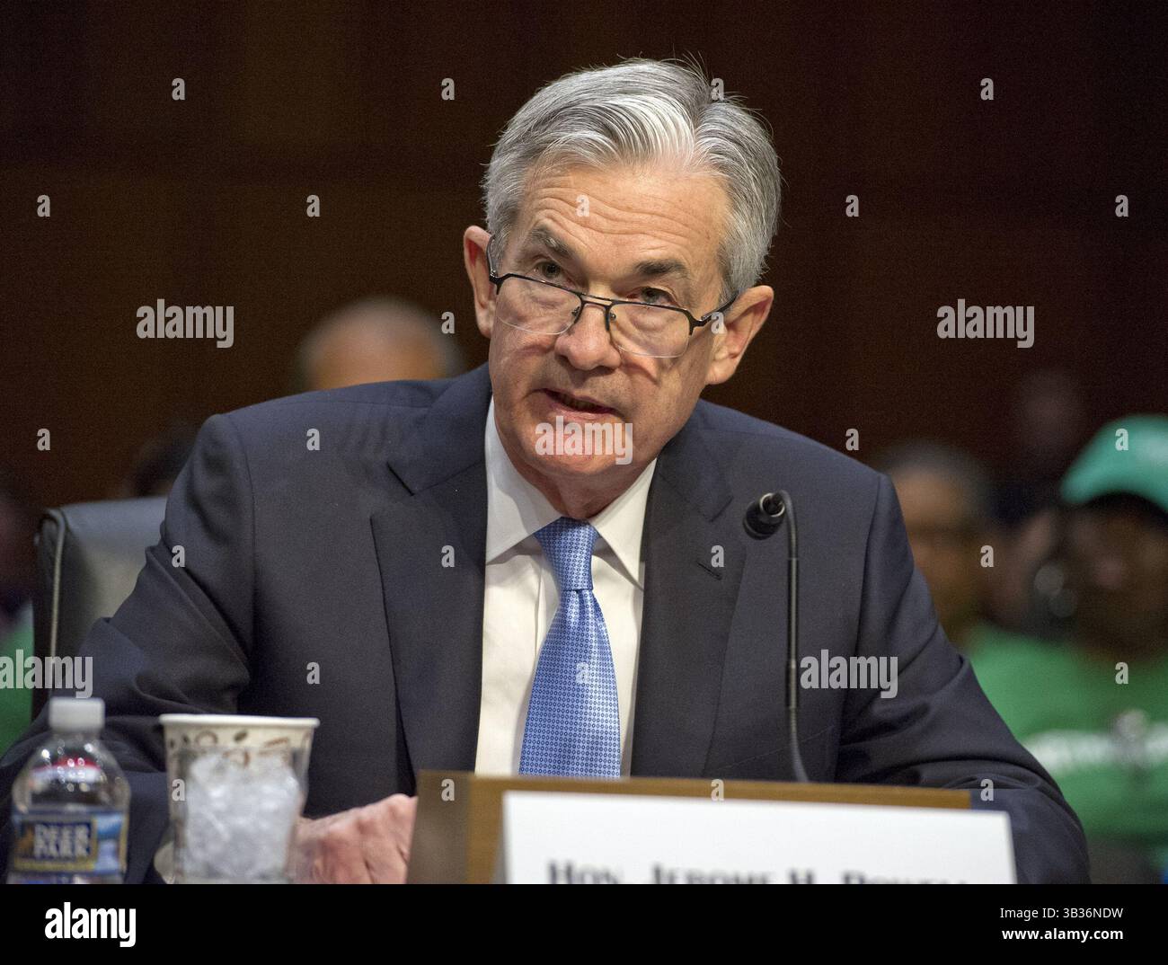 28. November 2017 - Washington, District of Columbia, Vereinigte Staaten von Amerika - Jerome H. Powell gibt am Dienstag, 28. November 2017 vor dem Senatsausschuss für Banken, Wohnungsbau und Stadtentwicklung Zeugnis über seine Ernennung zum Vorsitzenden des Board of Governors des Federal Reserve Systems auf dem Capitol Hill in Washington, DC. Credit: Ron Sachs / CNP (Credit Image: © Ron Sachs/CNP via ZUMA Wire) Stockfoto
