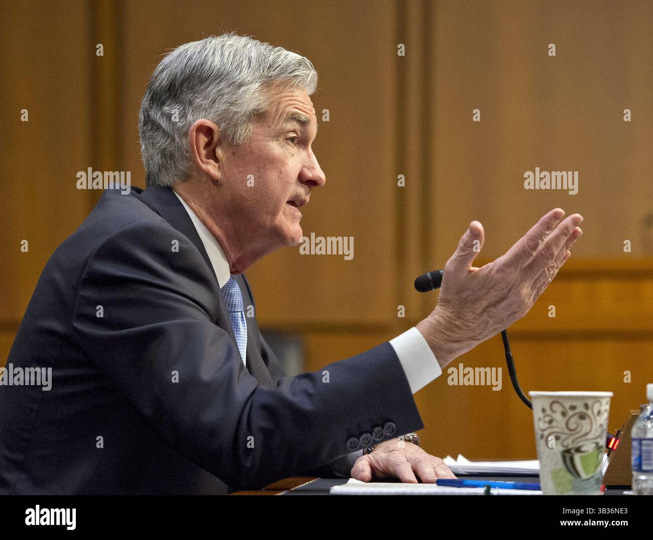 28. November 2017 - Washington, District of Columbia, Vereinigte Staaten von Amerika - Jerome H. Powell gibt am Dienstag, 28. November 2017 vor dem Senatsausschuss für Banken, Wohnungsbau und Stadtentwicklung Zeugnis über seine Ernennung zum Vorsitzenden des Board of Governors des Federal Reserve Systems auf dem Capitol Hill in Washington, DC. Credit: Ron Sachs / CNP (Credit Image: © Ron Sachs/CNP via ZUMA Wire) Stockfoto