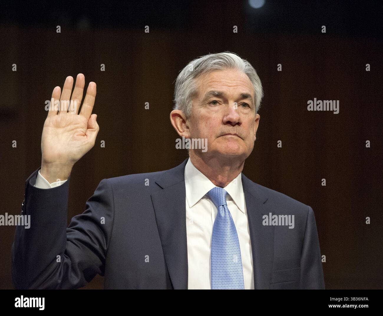 28. November 2017: Washington, District of Columbia, USA: JEROME H. POWELL wird vereidigt, vor dem Senat Committee on Banking, Housing, and Urban Affairs auszusagen, dass er zum Vorsitzenden des Board of Governors des Federal Reserve Systems ernannt wurde. (Kreditbild: © Ron Sachs/CNP via ZUMA Wire) Stockfoto