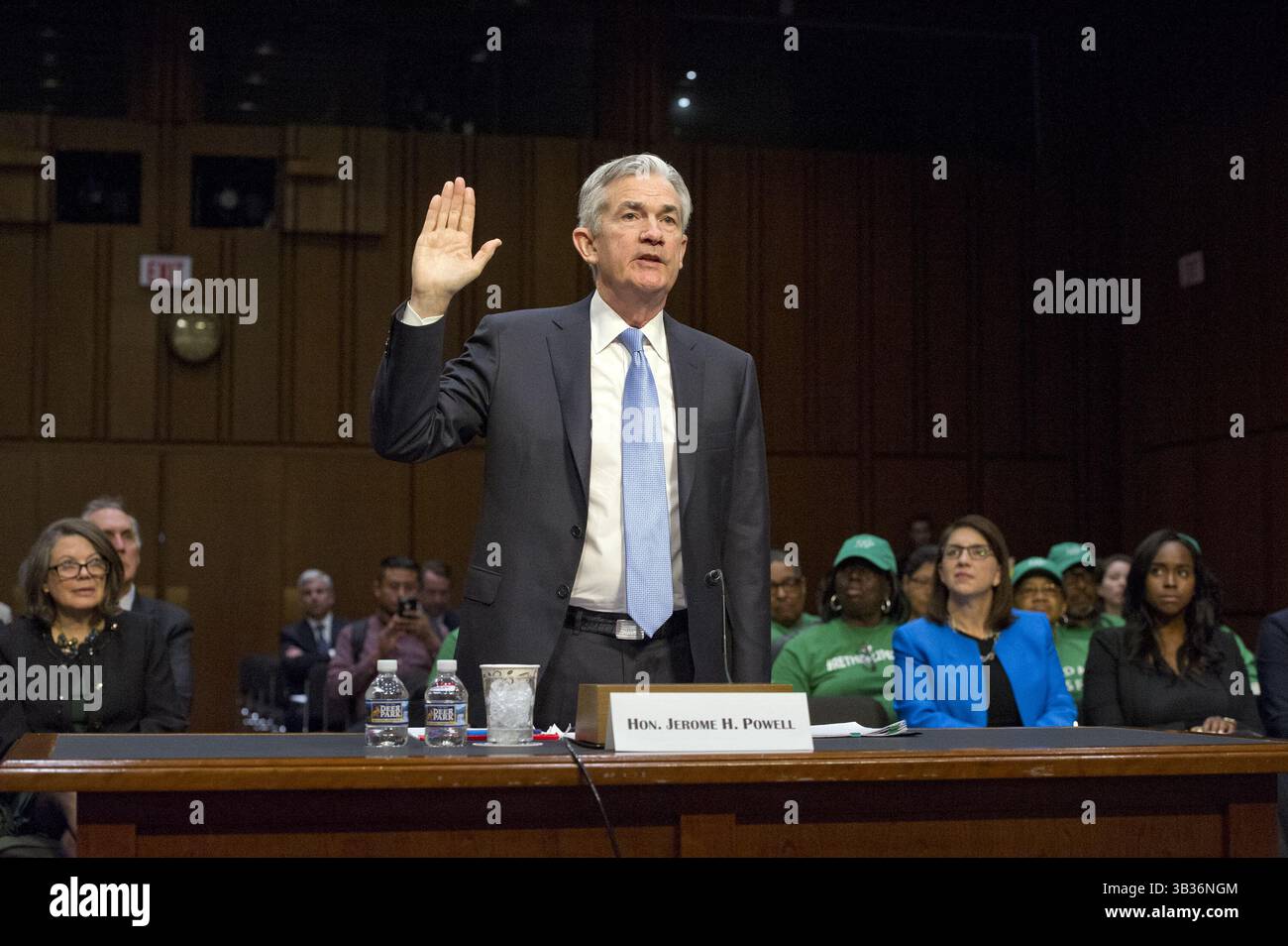 28. November 2017 - Washington, District of Columbia, Vereinigte Staaten von Amerika - Jerome H. Powell ist vereidigt, vor dem Senatsausschuss für Banken, Wohnungsbau und Stadtentwicklung der Vereinigten Staaten über seine Ernennung zum Vorsitzenden des Board of Governors des Federal Reserve Systems am Capitol Hill in Washington, DC am Dienstag, 28. November 2017 auszusagen. Credit: Ron Sachs / CNP (Credit Image: © Ron Sachs/CNP via ZUMA Wire) Stockfoto