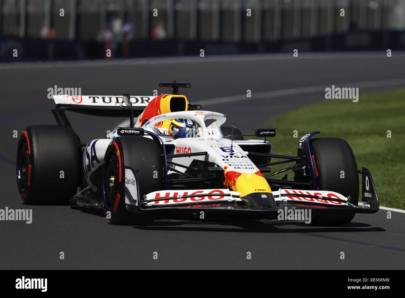 MELBOURNE, AUSTRALIEN – 14. MÄRZ: Isack Hadjar aus Frankreich fährt das Visa Cash App Racing Bulls F1 Team VCARB 02 während des ersten Trainings in Australien Stockfoto