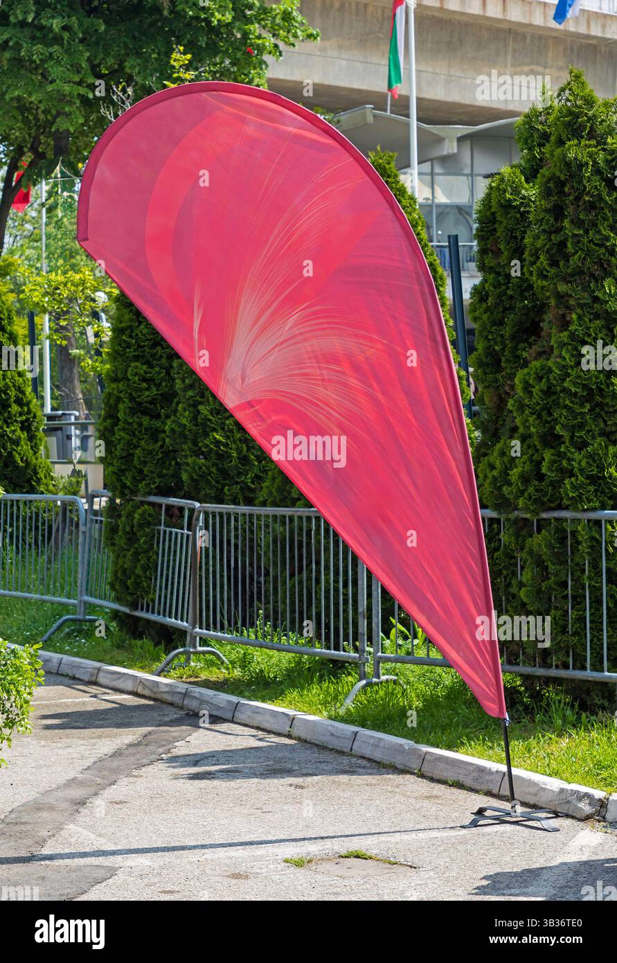 Leeres rotes freistehendes Banner draußen auf einer Straße Stockfoto