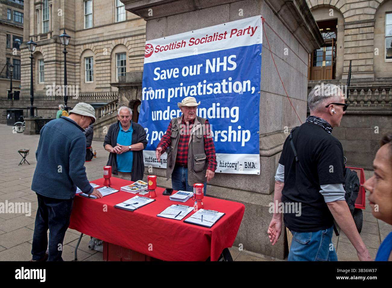 Aktivisten der schottischen Sozialistischen Partei, die die Petition am East End der Princes Street in Edinburgh, Schottland, Großbritannien, bemannt haben. Stockfoto