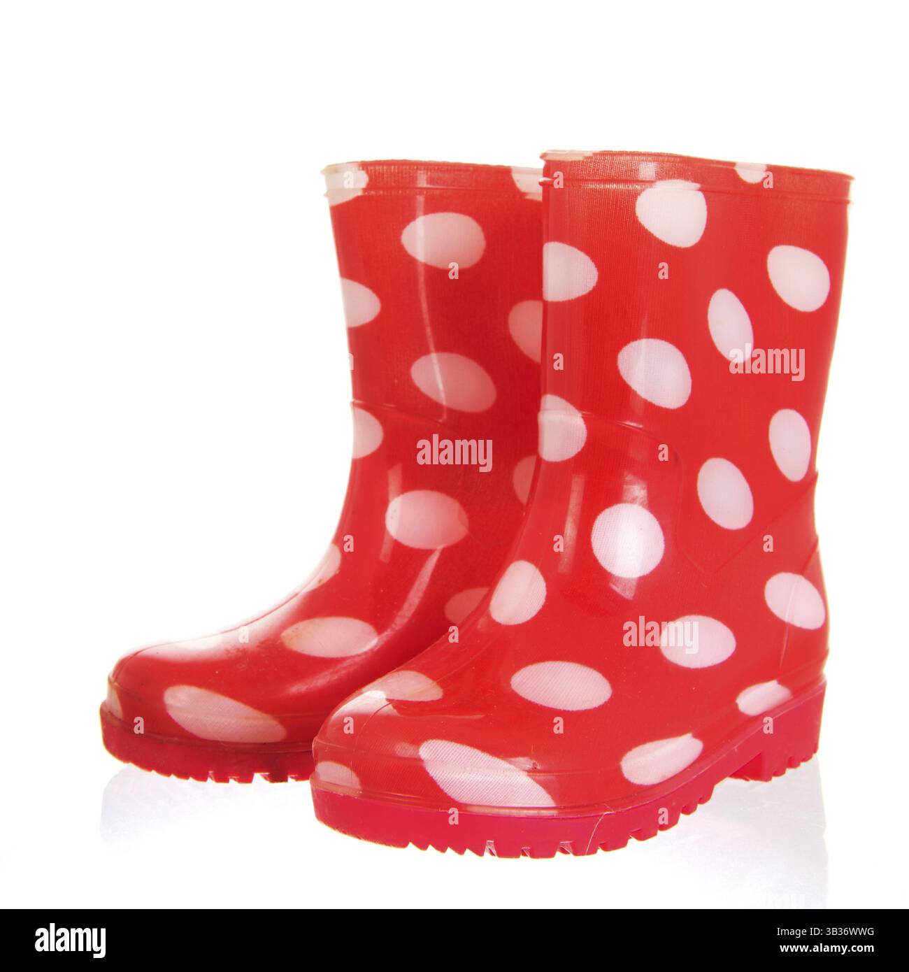 Zwei rote Regenstiefel isoliert auf weißem Hintergrund Stockfoto