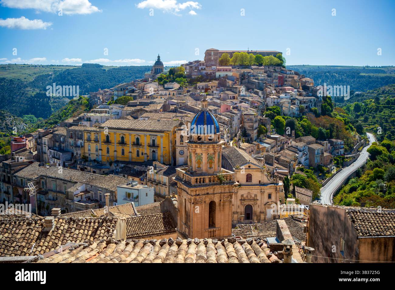 Blick auf das historische Zentrum von Ragusa, Sizilien, Italien, mit dem Turm der Kirche Santa Maria dell'Itria, die zum UNESCO-Weltkulturerbe gehört. Stockfoto