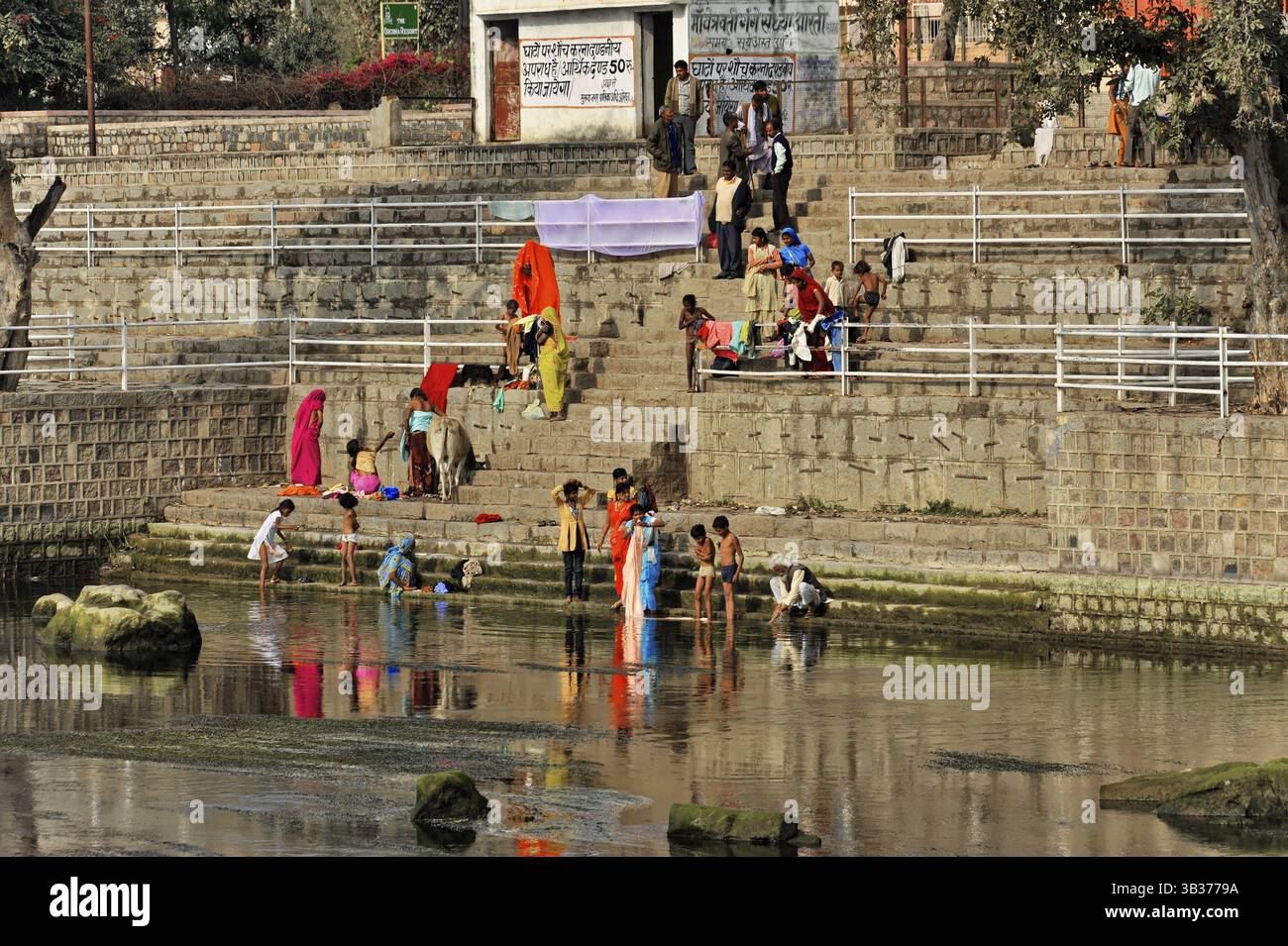 Betwa River, Orchha, Madhya Pradesh, Nordindien, Indien, Asien, Leute waschen Kleidung und sammeln sich am Fluss. Szenen des Alltags, Rajasthan, AS Stockfoto