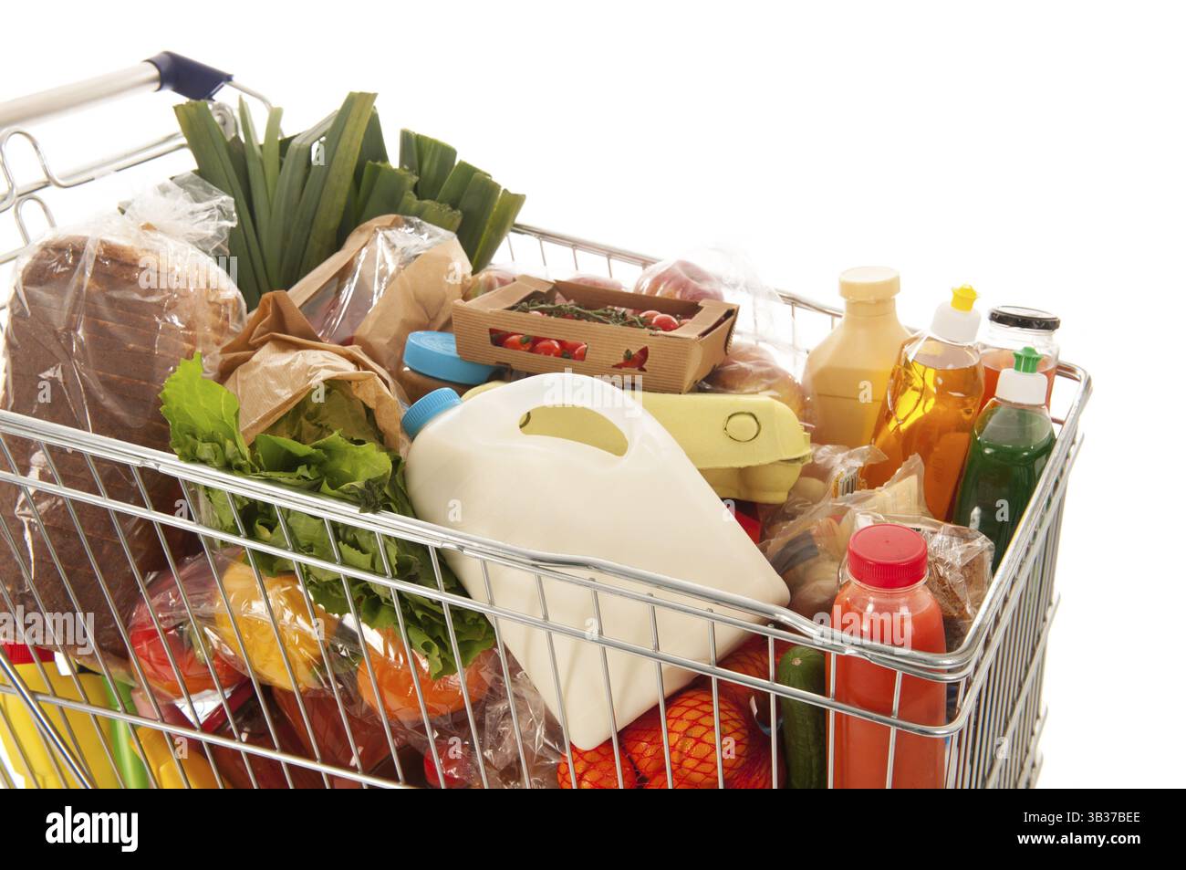 Einkaufswagen voll mit Milch Lebensmitteln isoliert auf weißem Hintergrund Stockfoto
