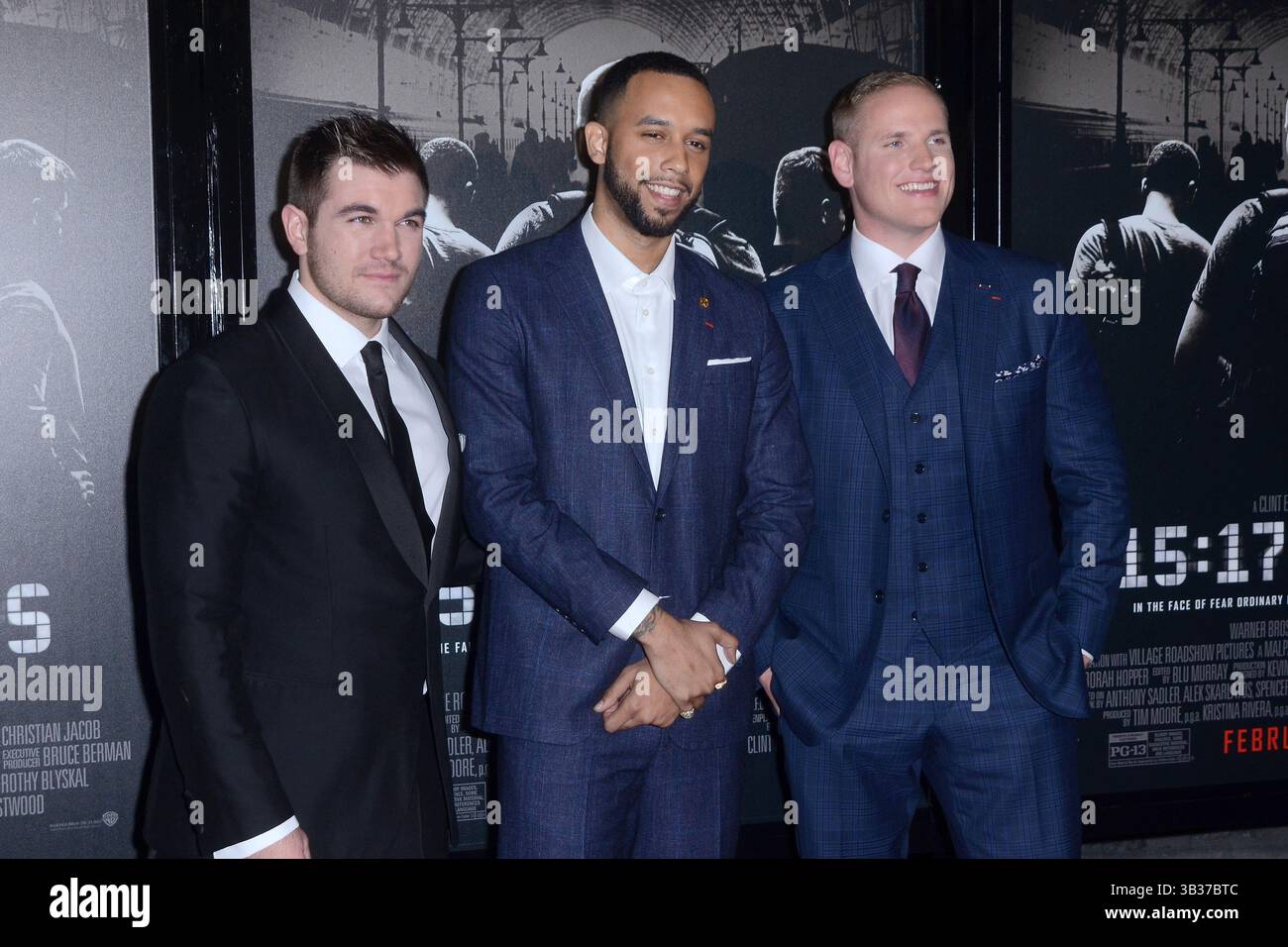 5. Februar 2018 - Burbank, CA, USA - LOS ANGELES - 5. Februar: Alec Skarlatos, Anthony Sadler, Spencer Stone bei der Weltpremiere von „The 15:17 to Paris“ im Warner Brothers Studio am 5. Februar 2018 in Burbank, CA (Credit Image: © Kathy Hutchins Via ZUMA Wire) Stockfoto