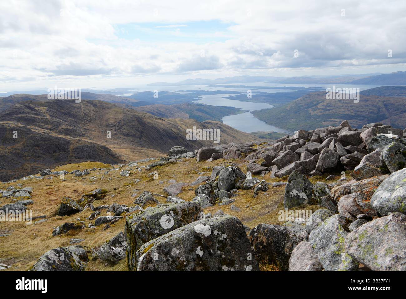 Blick von der Summiit von Beinn Sgulaird nach Westen auf Loch Creran und Lismore Island, Schottland, Großbritannien Stockfoto