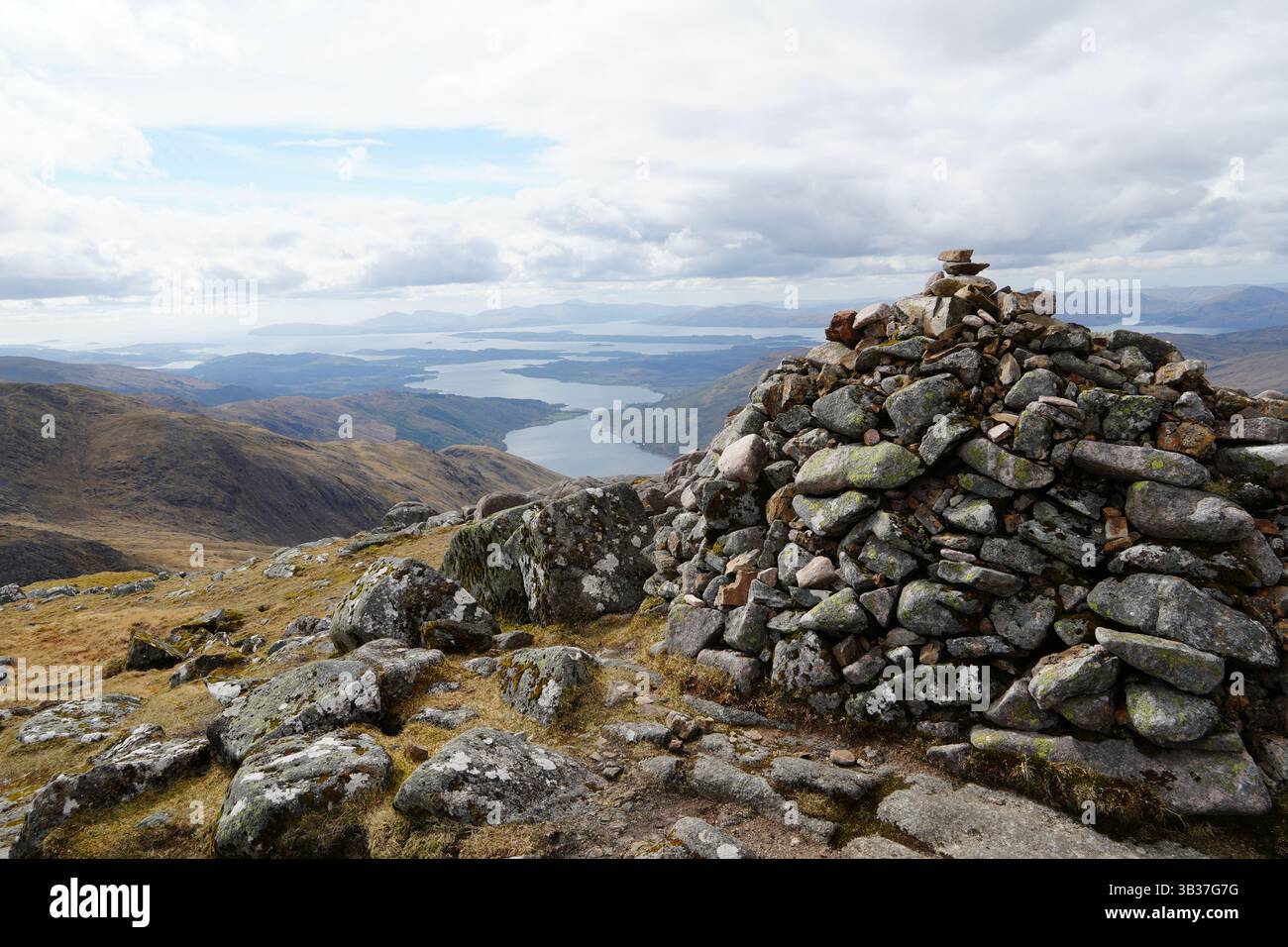 Blick von der Summiit von Beinn Sgulaird nach Westen auf Loch Creran und Lismore Island, Schottland, Großbritannien Stockfoto