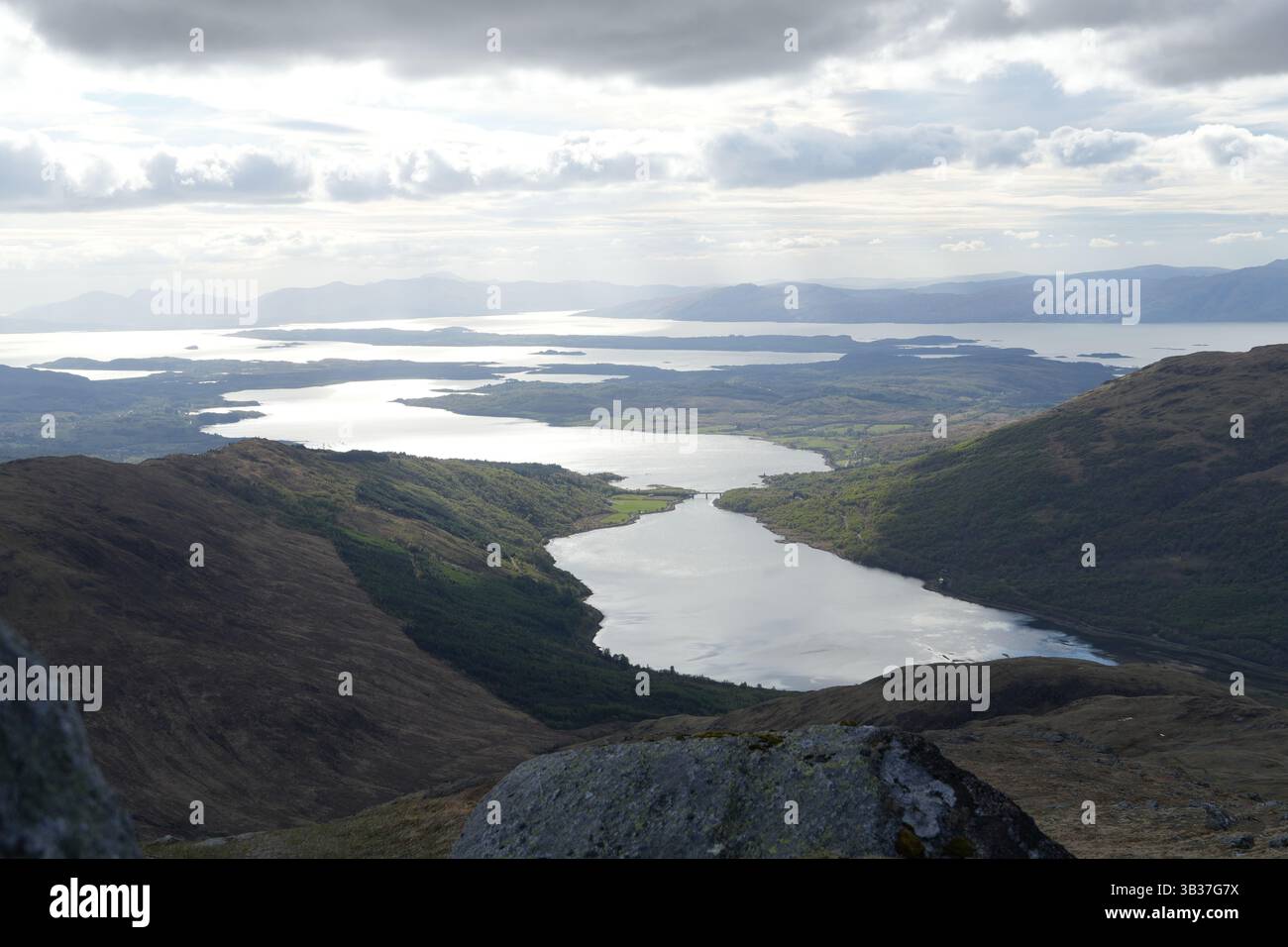 Blick von der Summiit von Beinn Sgulaird nach Westen auf Loch Creran und Lismore Island, Schottland, Großbritannien Stockfoto