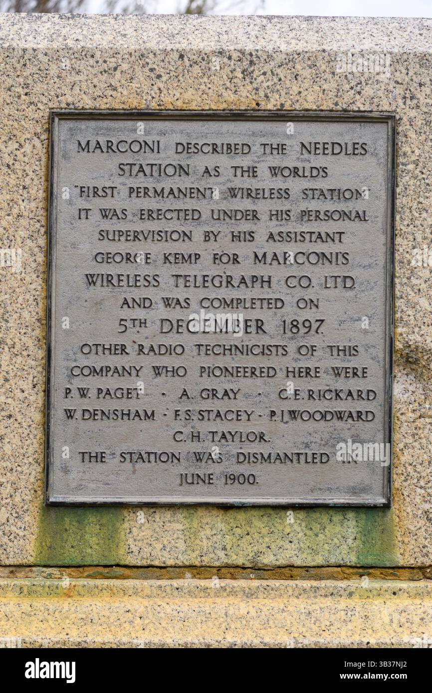 Needles Wireless Telegraph Station Stein und Gedenktafel für historische Telekommunikationstechnologie, Alum Bay, Isle of Wight, Großbritannien Stockfoto