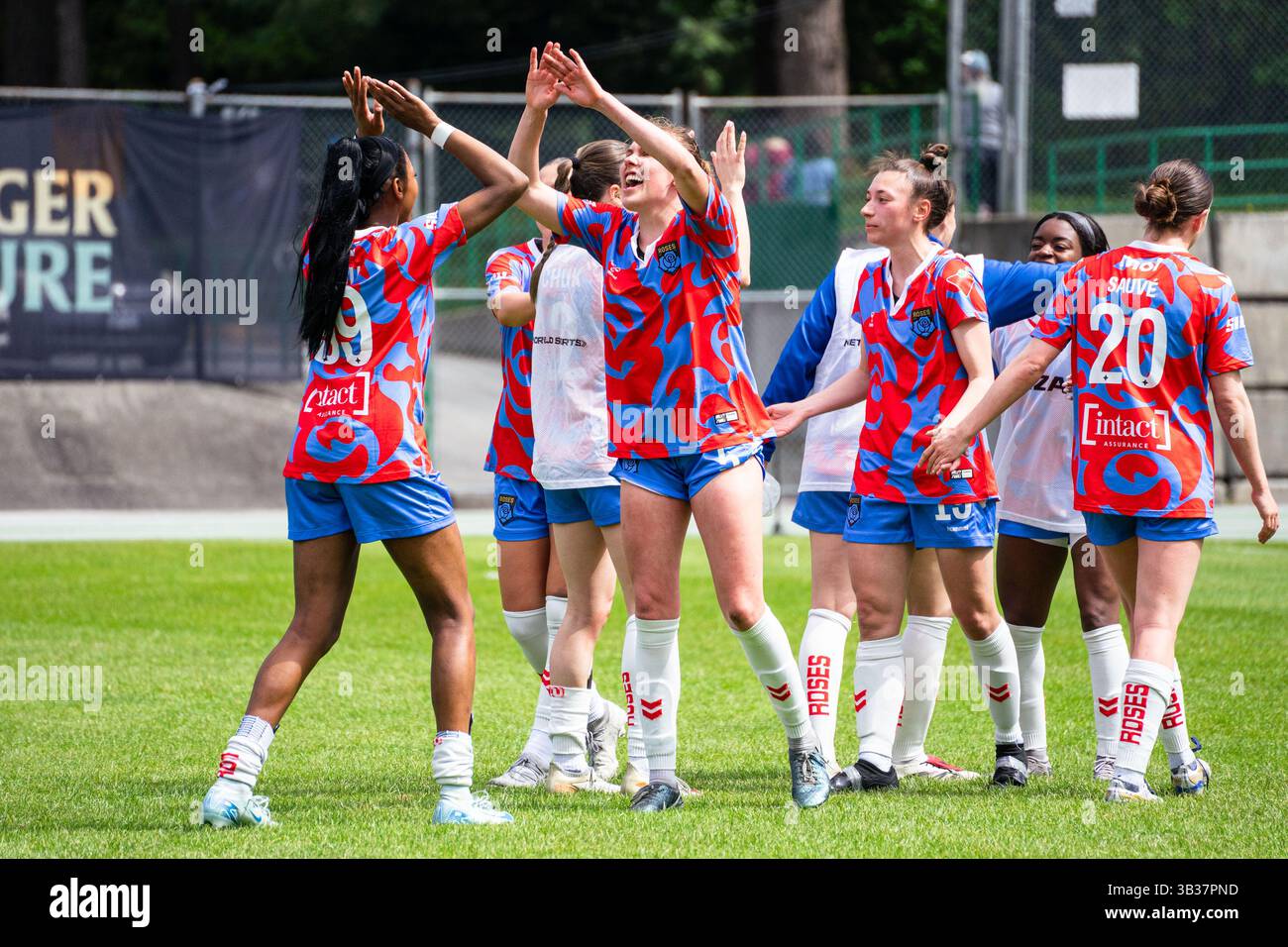 Burnaby, Kanada. April 2025. Burnaby, British Columbia, Kanada, 27. April 2025: Montreal Roses FC feiert nach dem Gewinn des Spiels der Northern Super League zwischen Vancouver Rise FC und Montreal Roses FC im Swangard Stadium in Burnaby, British Columbia, Kanada (NUR REDAKTIONELLE VERWENDUNG). (Amy Elle/SPP) Credit: SPP Sport Press Photo. /Alamy Live News Stockfoto