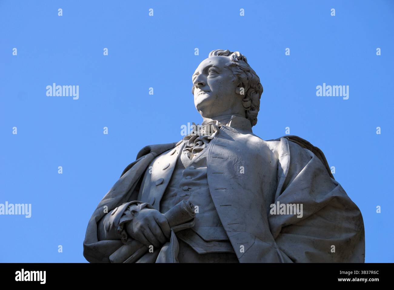 Nahaufnahme der Johann Wolfgang von Goethe-Statue im Tiergarten, Berlin; Skulptur des historischen deutschen Schriftstellers und Dichters vor blauem Himmel Stockfoto