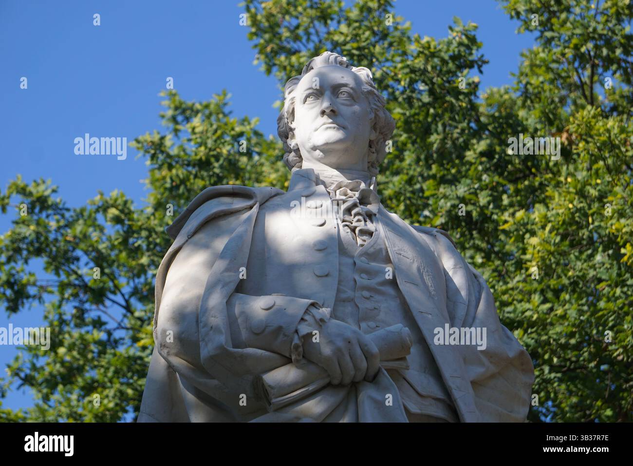 Nahaufnahme der Johann Wolfgang von Goethe-Statue im Tiergarten, Berlin; Skulptur des historischen deutschen Schriftstellers und Dichters vor einem Baum Stockfoto