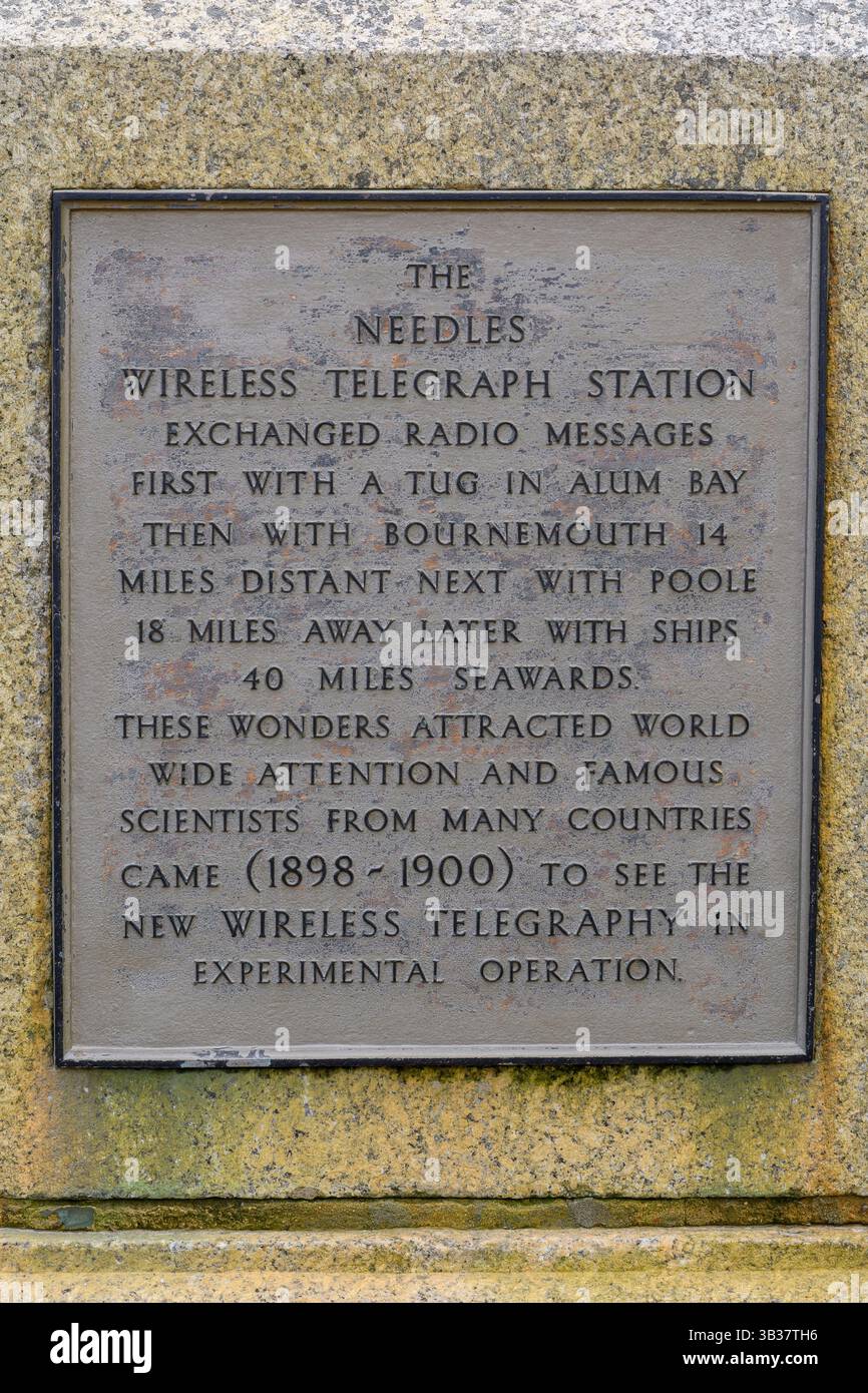 Needles Wireless Telegraph Station Stein und Gedenktafel für historische Telekommunikationstechnologie, Alum Bay, Isle of Wight, Großbritannien Stockfoto