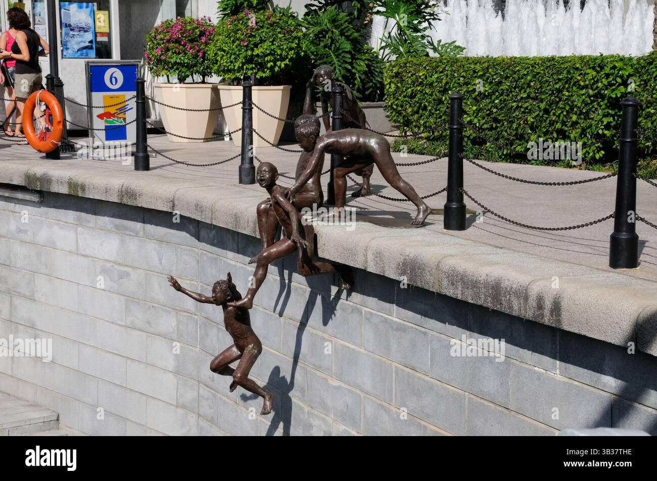 Skulpturen von Kindern, die ins Wasser springen. Street Art Statuen. Stockfoto