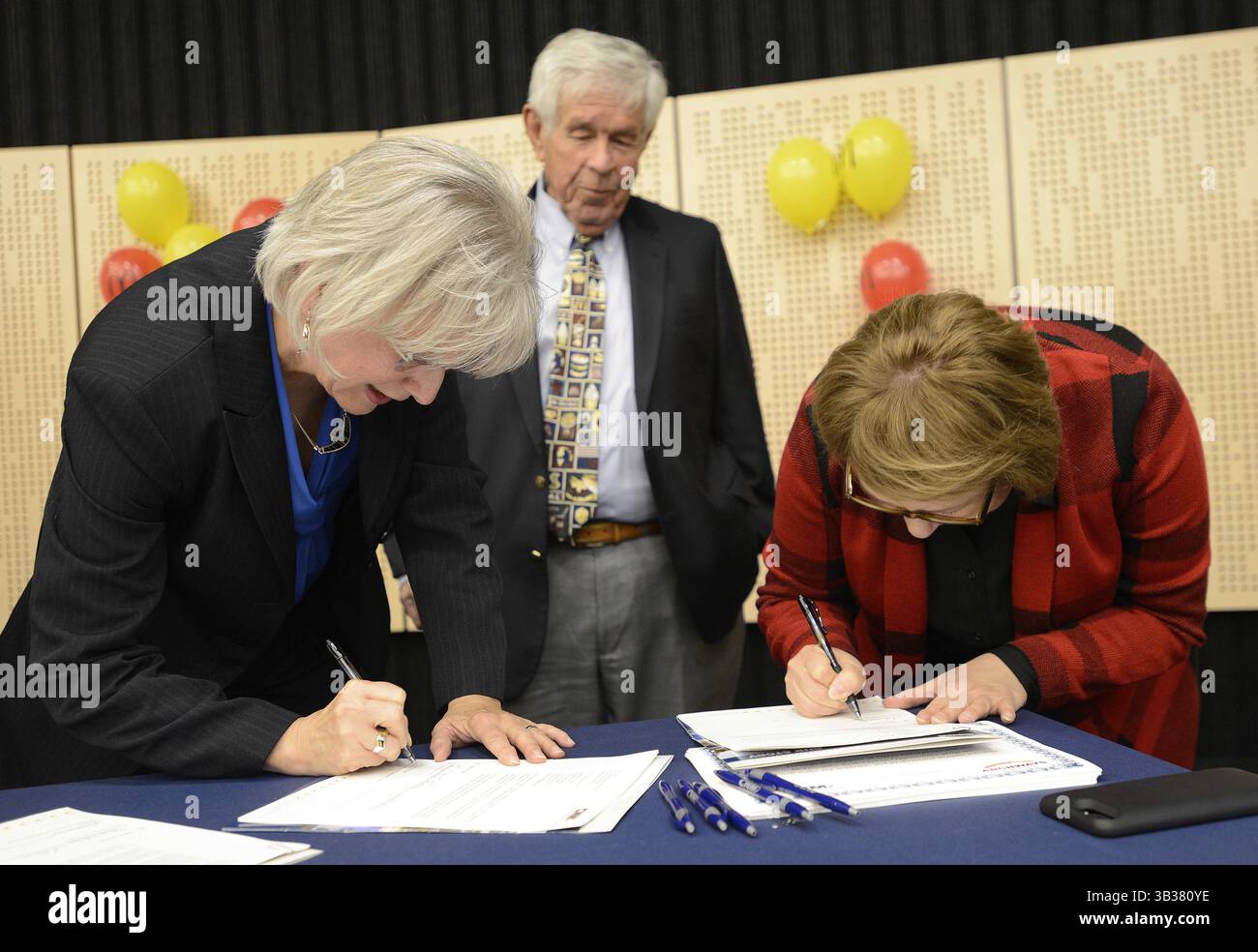 Dezember 2017 - Albuquerque, NEW MEXICO, USA - 113017.CNM-Präsidentin Katharine Winograd, Left und McDonald's Franchise Owner President und CEO Clementina Garza, unterzeichnen die Partnerschaftsvereinbarung, um Restaurantangestellten durch die Teilnahme an CNM-Kursen durch die Bogengänge von McDonald's zu Opportunity zu helfen. Garzas Vater Julian Garza, Fotografiert am Montag, 4. Dezember 2017. . Adolphe Pierre-Louis/JOURNAL (Bild: © Adolphe Pierre-Louis/Albuquerque Journal via ZUMA Wire) Stockfoto