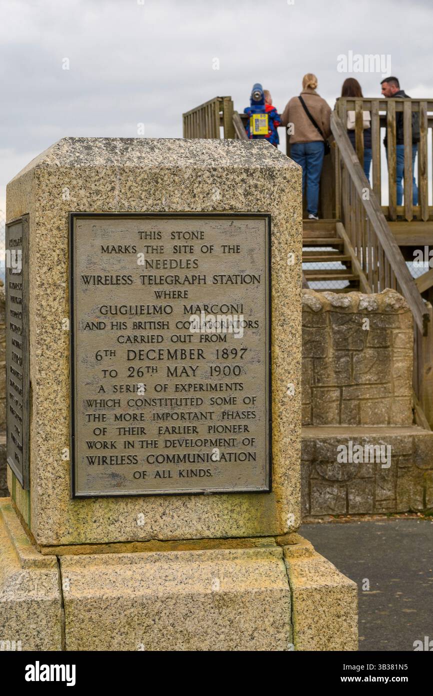 Needles Wireless Telegraph Station Stein und Gedenktafel für historische Telekommunikationstechnologie, Alum Bay, Isle of Wight, Großbritannien Stockfoto