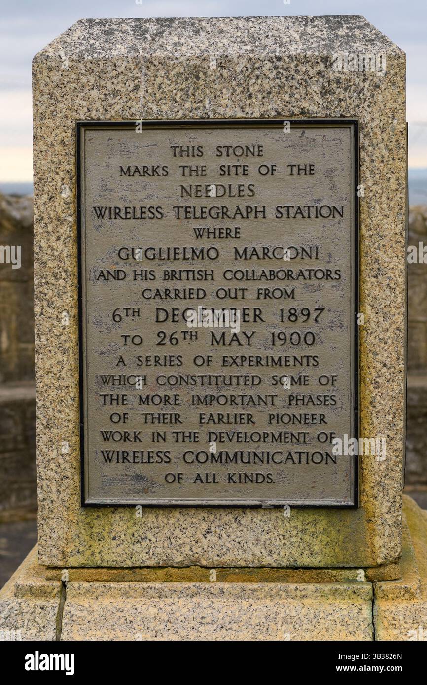 Needles Wireless Telegraph Station Stein und Gedenktafel für historische Telekommunikationstechnologie, Alum Bay, Isle of Wight, Großbritannien Stockfoto