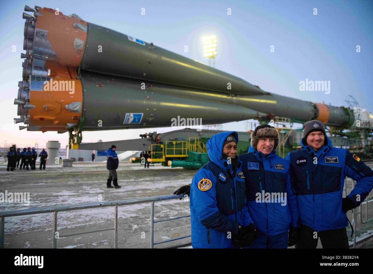 15. Dezember 2017 - Baikonur, Kasachstan - Expedition 54 Besatzungsmitglieder Jeanette Epps von der NASA, links, Sergey Prokopev von Roscosmos, Zentrum, und Alex Gerst von der ESA (Europäische Weltraumorganisation), rechts, posieren für ein Foto, während die Sojus-Rakete auf die Plattform ausgerollt wird. Die Expedition 54 der Sojus-Kommandeur Anton Shkaplerov aus Roscosmos, der Flugingenieur Scott Tingle von der NASA und der Flugingenieur Norishige Kanai von der Japan Aerospace Exploration Agency (JAXA) sollen am Dezember um 14:21 Uhr Eastern Time (13:21 Uhr Baikonur Time) starten. 17 und den nächsten ausgeben Stockfoto