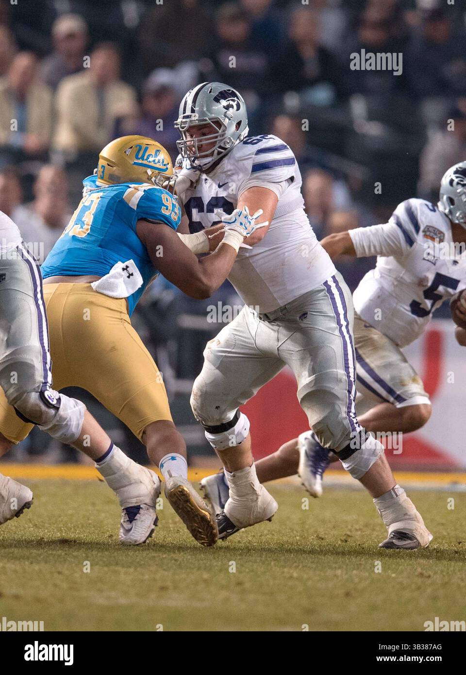 26. Dezember 2017 Phoenix, AZ...Kansas State Offensive Lineman (62) Tyler Mitchell Blöcke UCLA Defensive Lineman (93) Chigozie Nnoruka während des Cactus Bowl Spiels zwischen Kansas State Wildcats gegen die UCLA Bruins am Dienstag, 26. Dezember 2017 in Phoenix, AZ. Kansas State besiegte die UCLA mit 35:17. (Obligatorischer Kredit: Juan Lainez / MarinMedia.org / Cal Sport Media) (vollständiger Fotograf und Kredit erforderlich)(Kredit Bild: &Copy; Juan Lainez / Marinmedia. Org/C/CSM über ZUMA Wire) Stockfoto