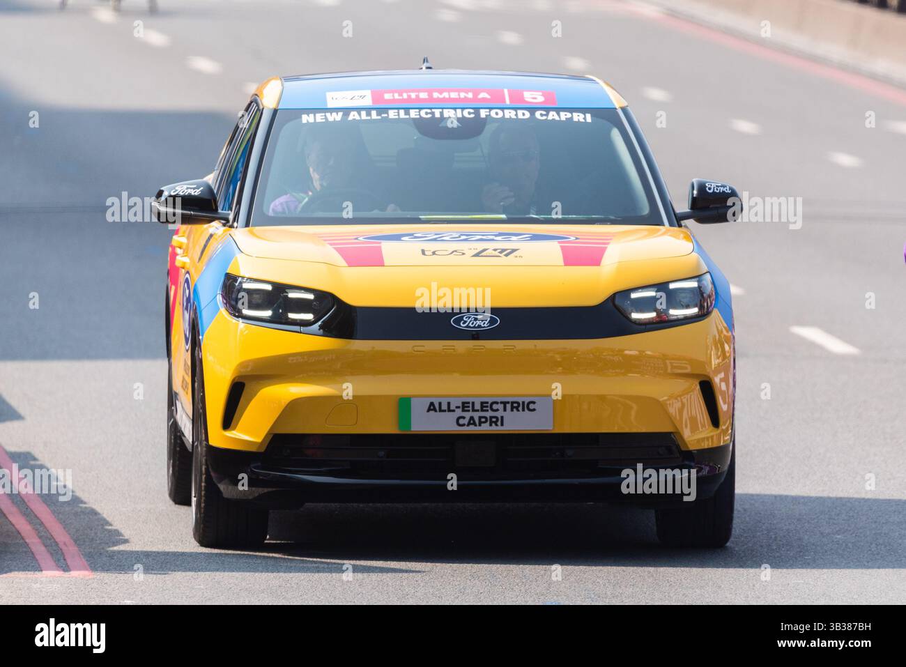 Das gesamte elektrische Ford Capri EV-Kursfahrzeug beim TCS London Marathon 2025, Großbritannien. Elite Herren Leadfahrzeug Stockfoto
