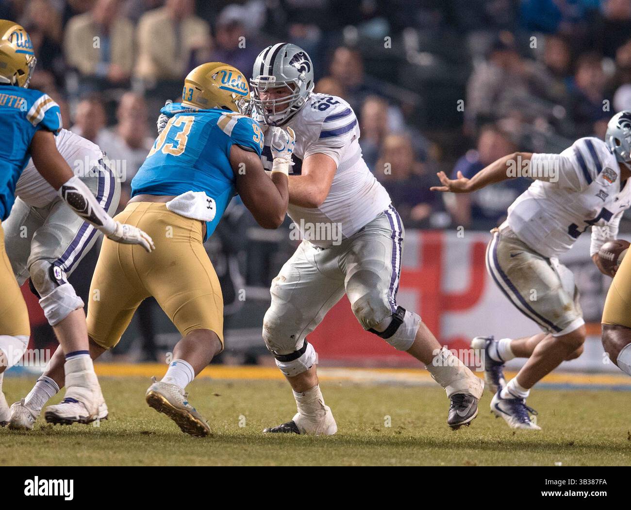 26. Dezember 2017 Phoenix, AZ...Kansas State Offensive Lineman (62) Tyler Mitchell Blöcke UCLA Defensive Lineman (93) Chigozie Nnoruka während des Cactus Bowl Spiels zwischen Kansas State Wildcats gegen die UCLA Bruins am Dienstag, 26. Dezember 2017 in Phoenix, AZ. Kansas State besiegte die UCLA mit 35:17. (Obligatorischer Kredit: Juan Lainez / MarinMedia.org / Cal Sport Media) (vollständiger Fotograf und Kredit erforderlich)(Kredit Bild: &Copy; Juan Lainez / Marinmedia. Org/C/CSM über ZUMA Wire) Stockfoto