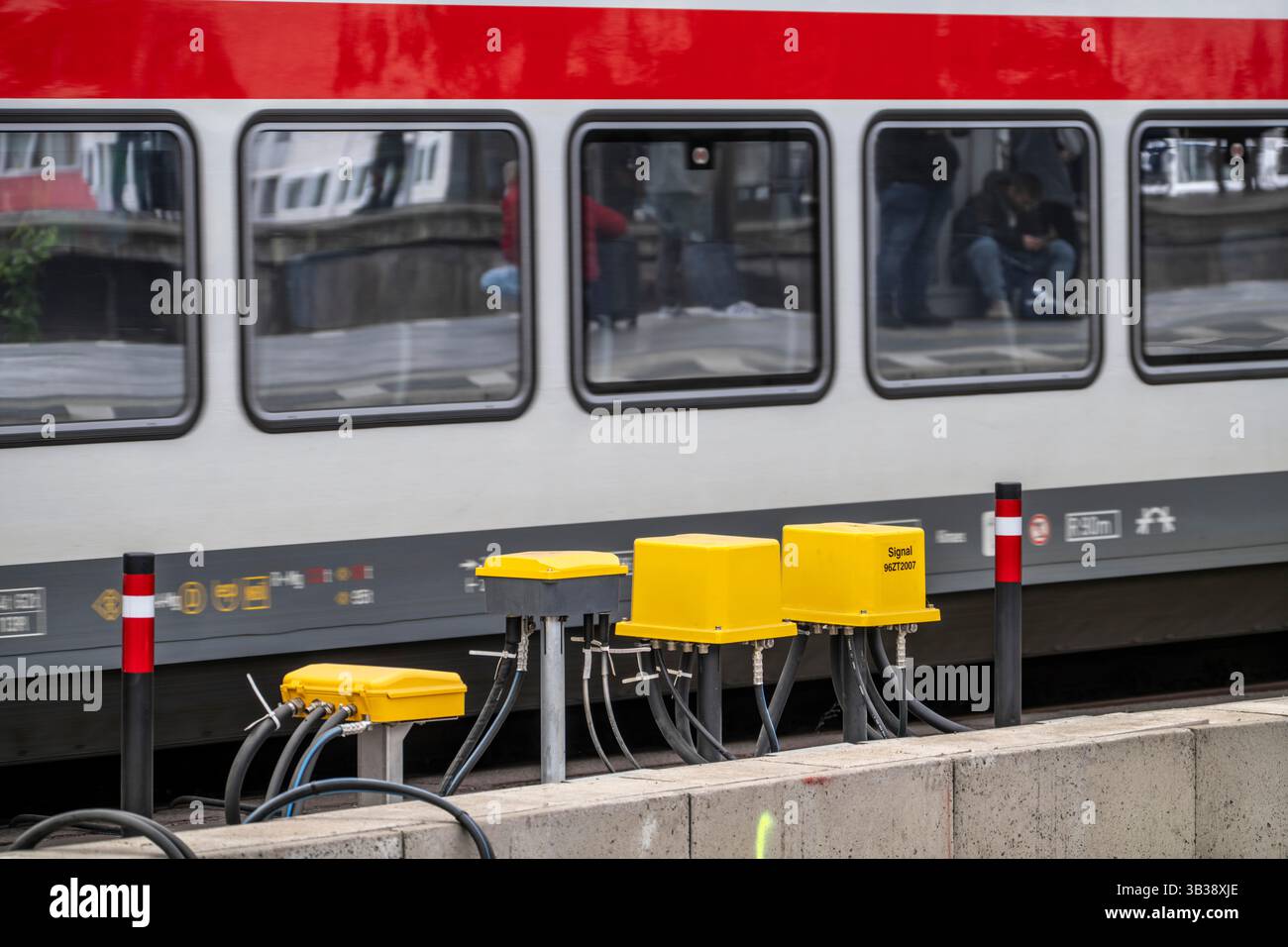 Digitalisierung bei der Deutschen Bahn, Datenkabel von verschiedenen Sensoren, wie Achszähler, Signale, Punkte, RFID-Detektionsgeräte usw., konvergieren in t Stockfoto