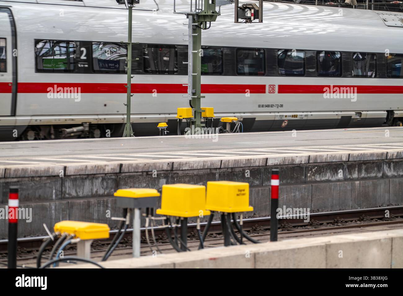 Digitalisierung bei der Deutschen Bahn, Datenkabel von verschiedenen Sensoren, wie Achszähler, Signale, Punkte, RFID-Detektionsgeräte usw., konvergieren in t Stockfoto