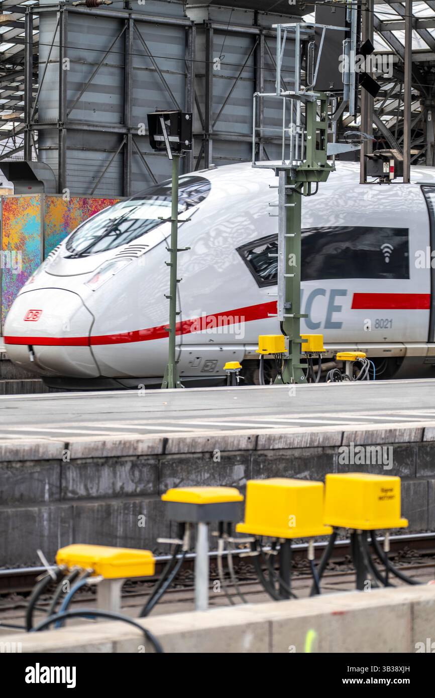 Digitalisierung bei der Deutschen Bahn, Datenkabel von verschiedenen Sensoren, wie Achszähler, Signale, Punkte, RFID-Detektionsgeräte usw., konvergieren in t Stockfoto