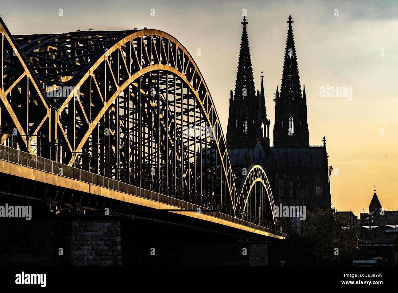 Silhouetten des Doms im späten Sonnenlicht am Nachmittag, Blick auf den Kölner Dom und die Hohenzollernbahnbrücke über den Rhein bei Köln Stockfoto