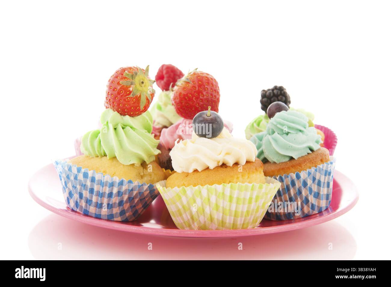 Sortiment Frucht-Cupcakes isoliert auf weißem Hintergrund Stockfoto