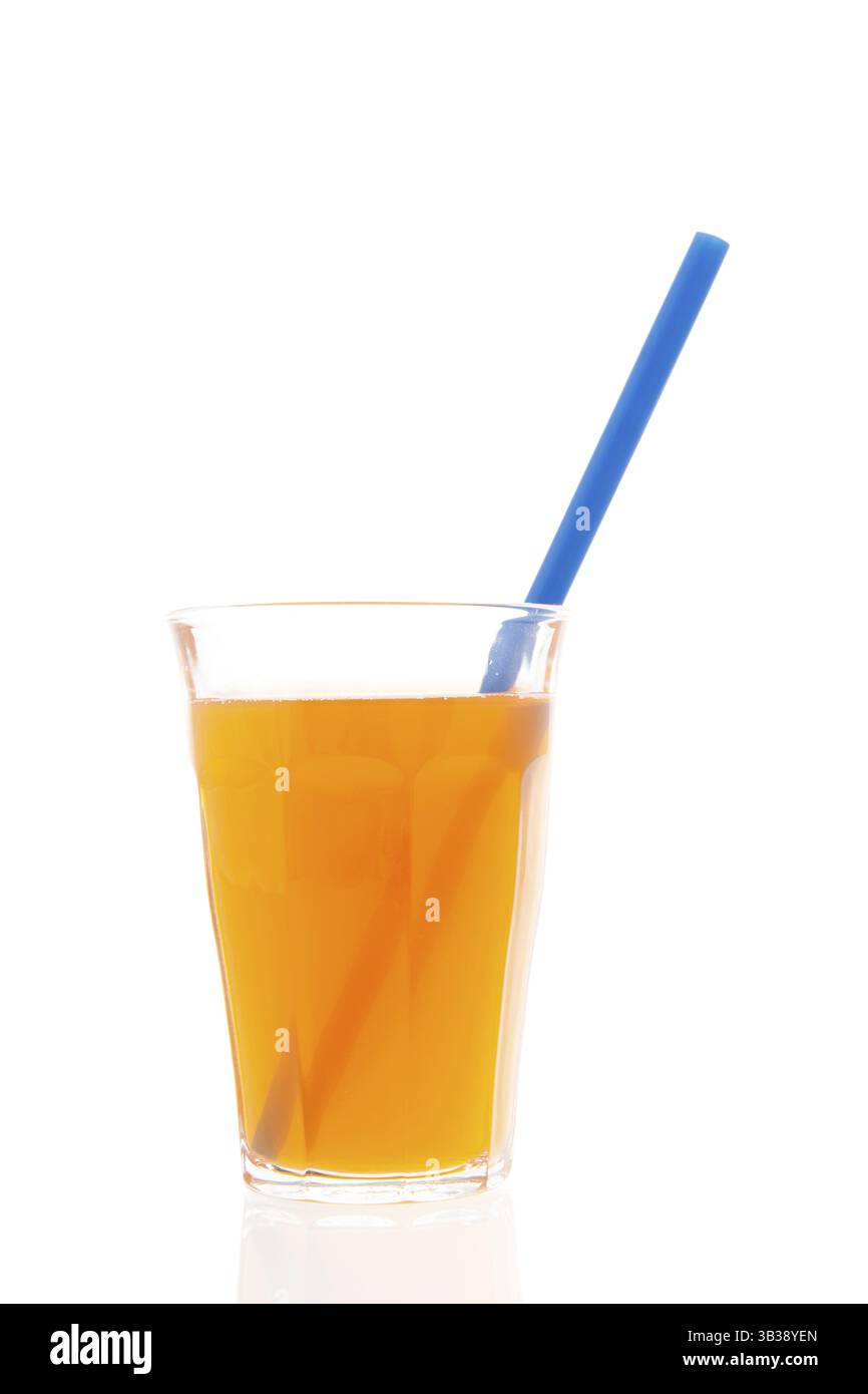 Glas orange Limonade mit blauen trinken Stroh isoliert auf weißem Hintergrund Stockfoto