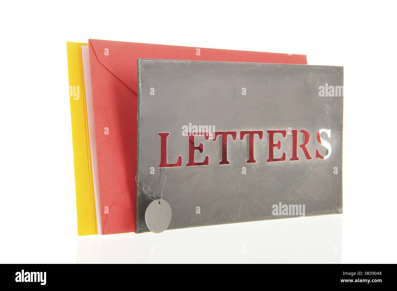 Bunte Buchstaben und enveloppes im Stand auf weißem Hintergrund Stockfoto