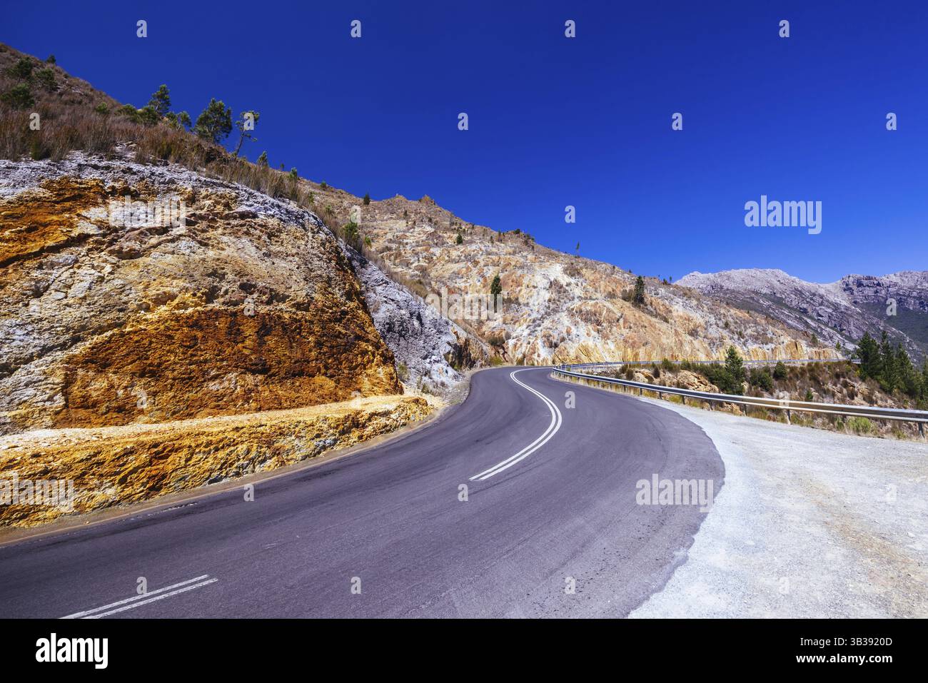 Berglandschaft rund um die alte Bergbaustadt Queenstown an einem heißen Sommernachmittag in Tasmanien, Australien, Ozeanien Stockfoto