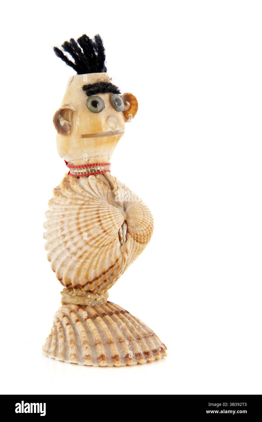 Lustige Figur von Muscheln auf weißem Hintergrund gemacht Stockfoto