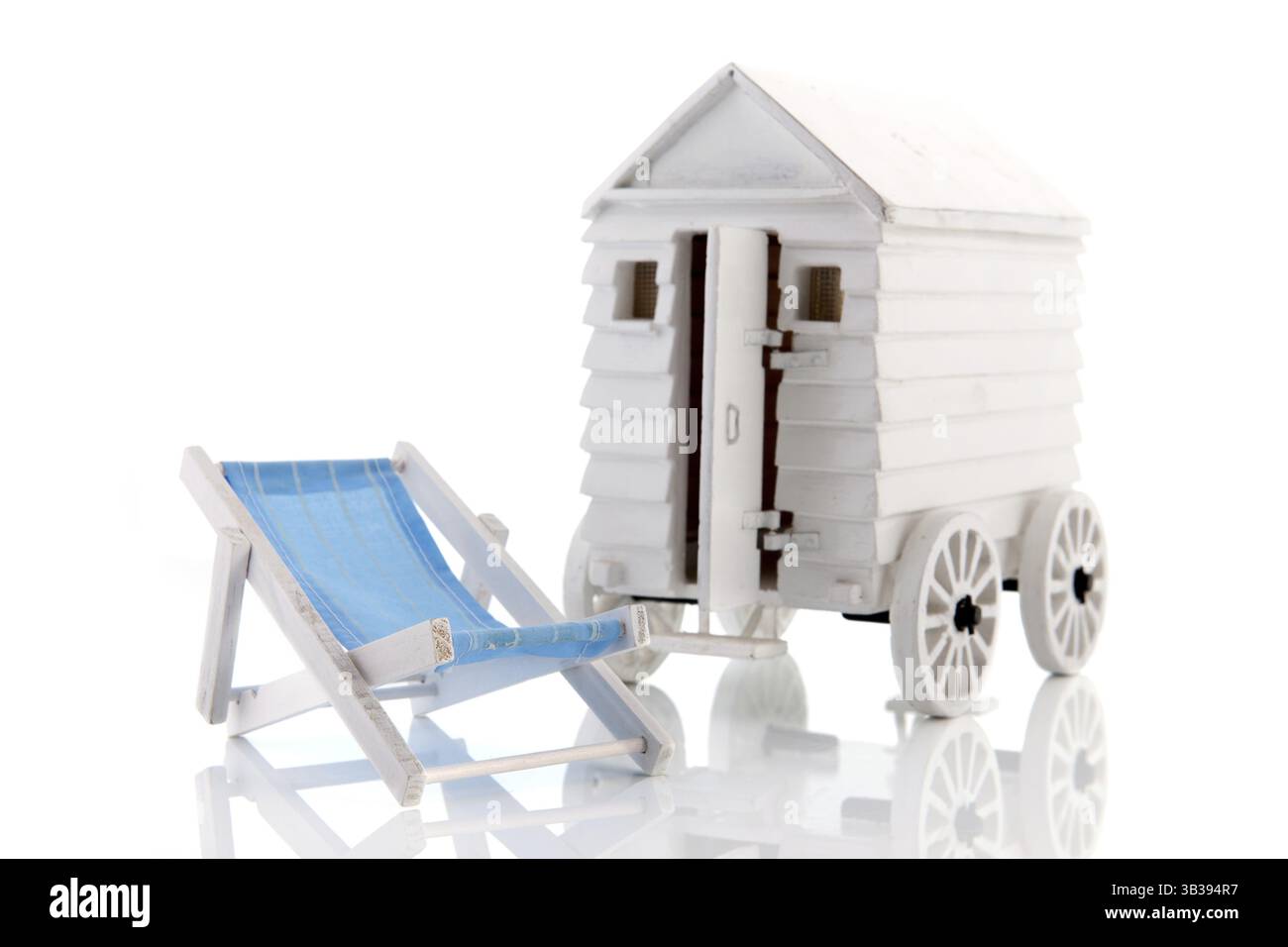Strand-Coach und Stuhl isoliert auf weißem Hintergrund Stockfoto