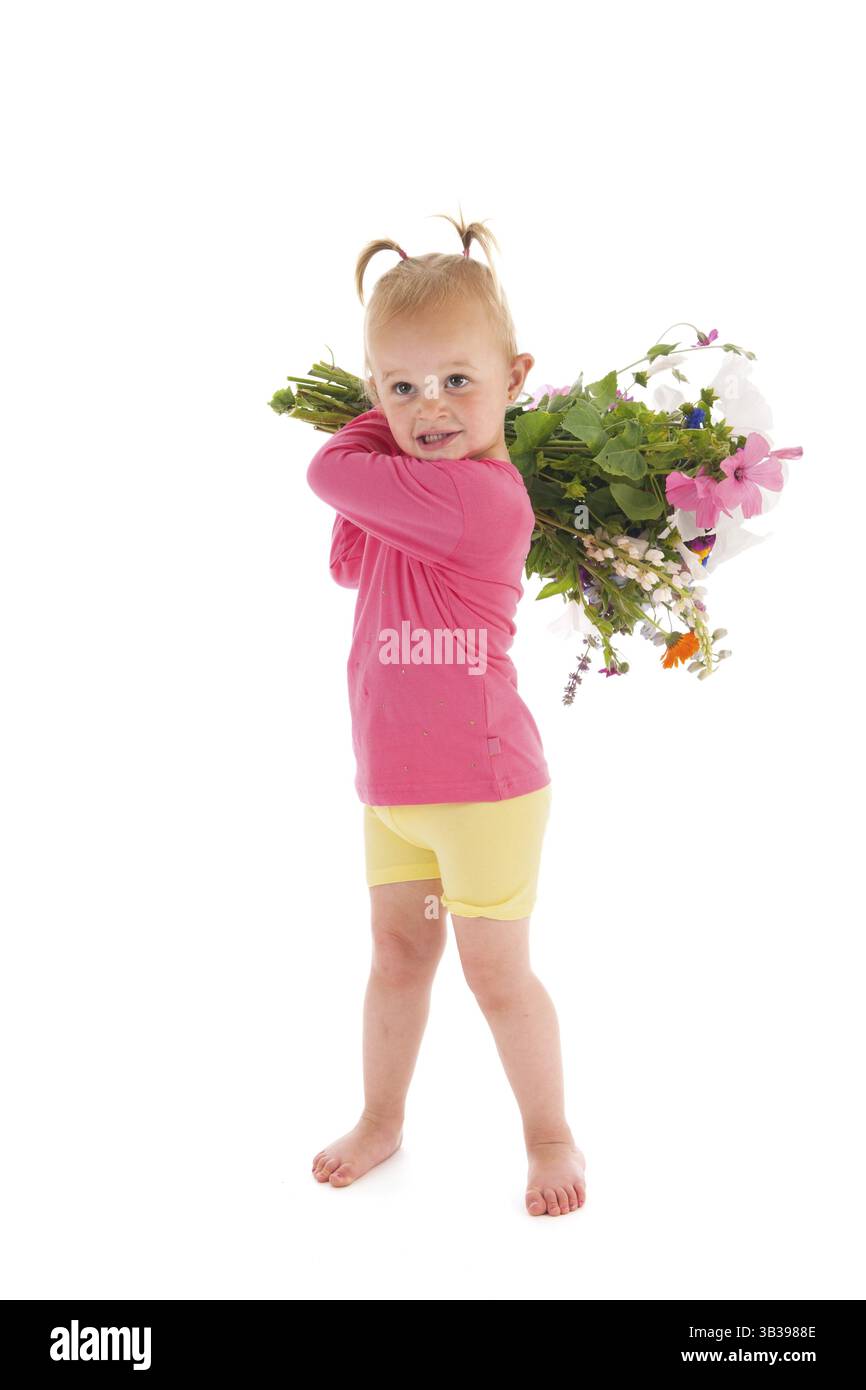 Porträt Kleinkind Mädchen mit Blumenstrauß Gartenblumen isoliert auf weißem Hintergrund Stockfoto