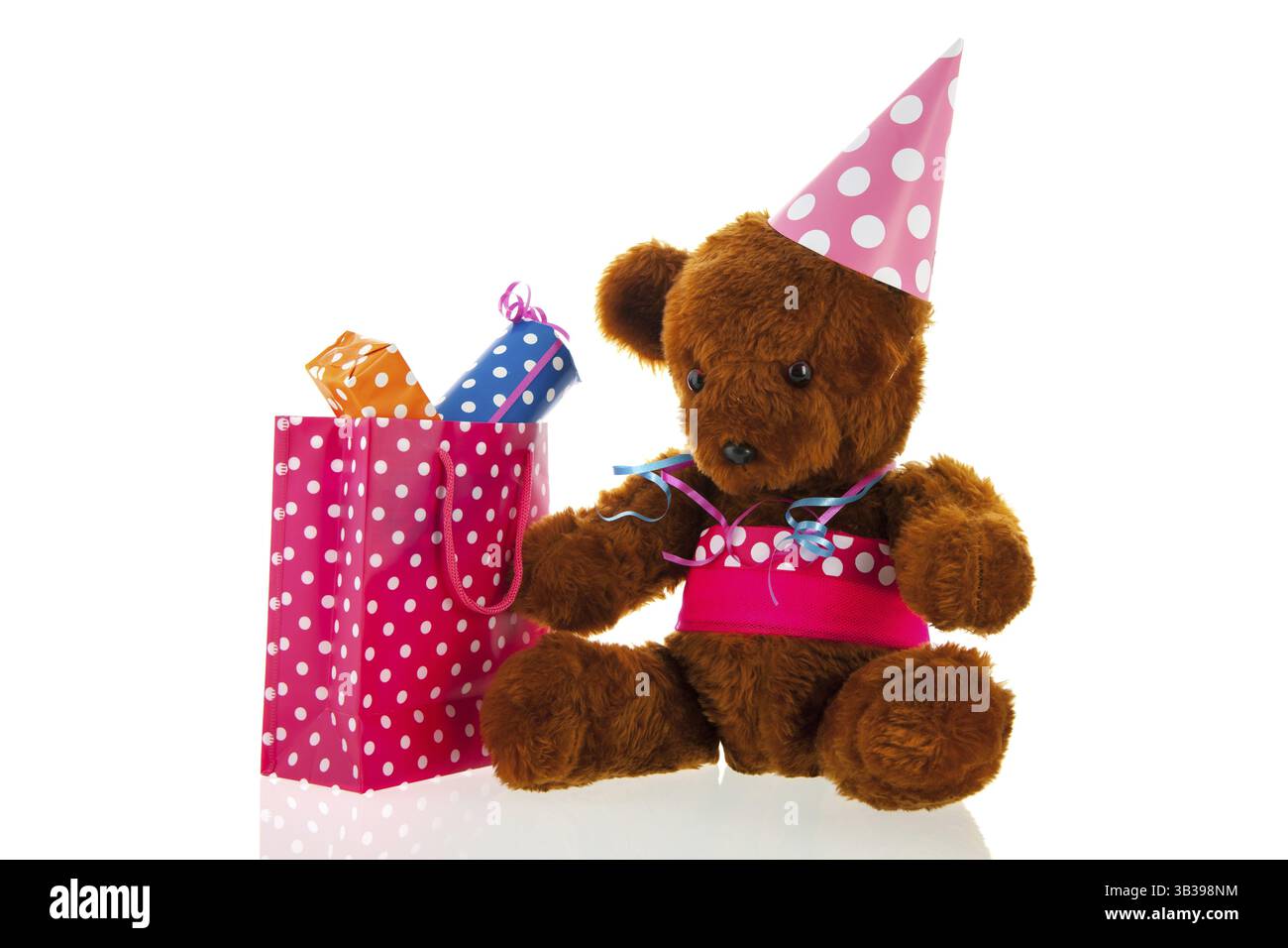 Lustige Teddybär mit bunten Geburtstagsgeschenke isoliert auf weißem Hintergrund Stockfoto