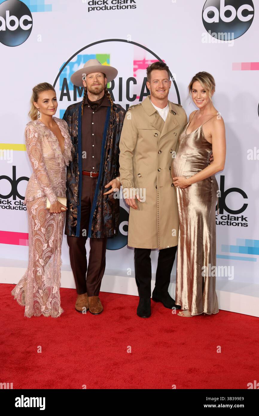 19. November 2017 – Los Angeles, CA, USA – LOS ANGELES – 19. November: Brittney Marie Cole, Brian Kelly. Tyler Hubbard, Hayley Stommel bei den American Music Awards 2017 im Microsoft Theater am 19. November 2017 in Los Angeles, CA (Credit Image: © Kathy Hutchins via ZUMA Wire) Stockfoto