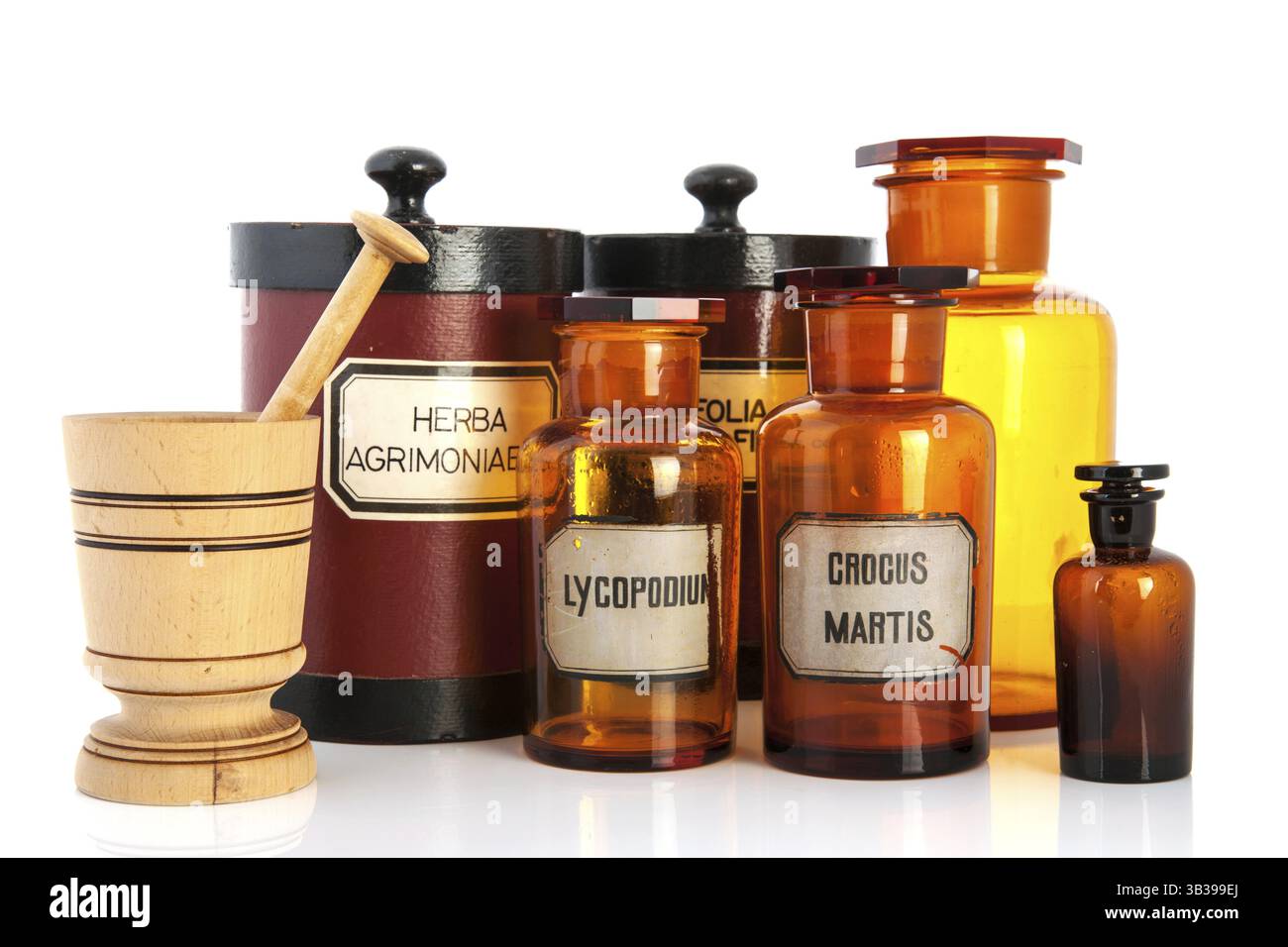Apothekentöpfe mit Zutaten für medicine isoliert auf weißem Hintergrund Stockfoto